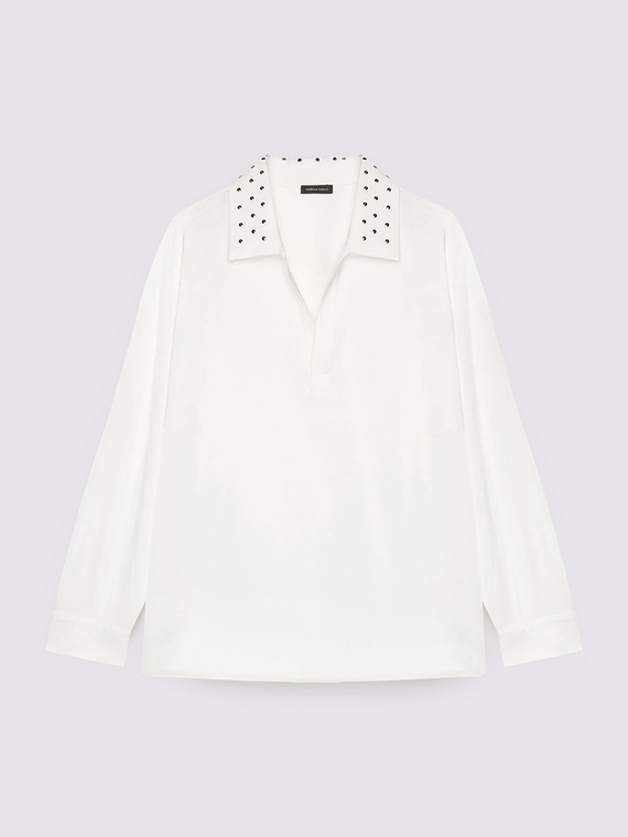 Camisa cuello polo con tachuelas