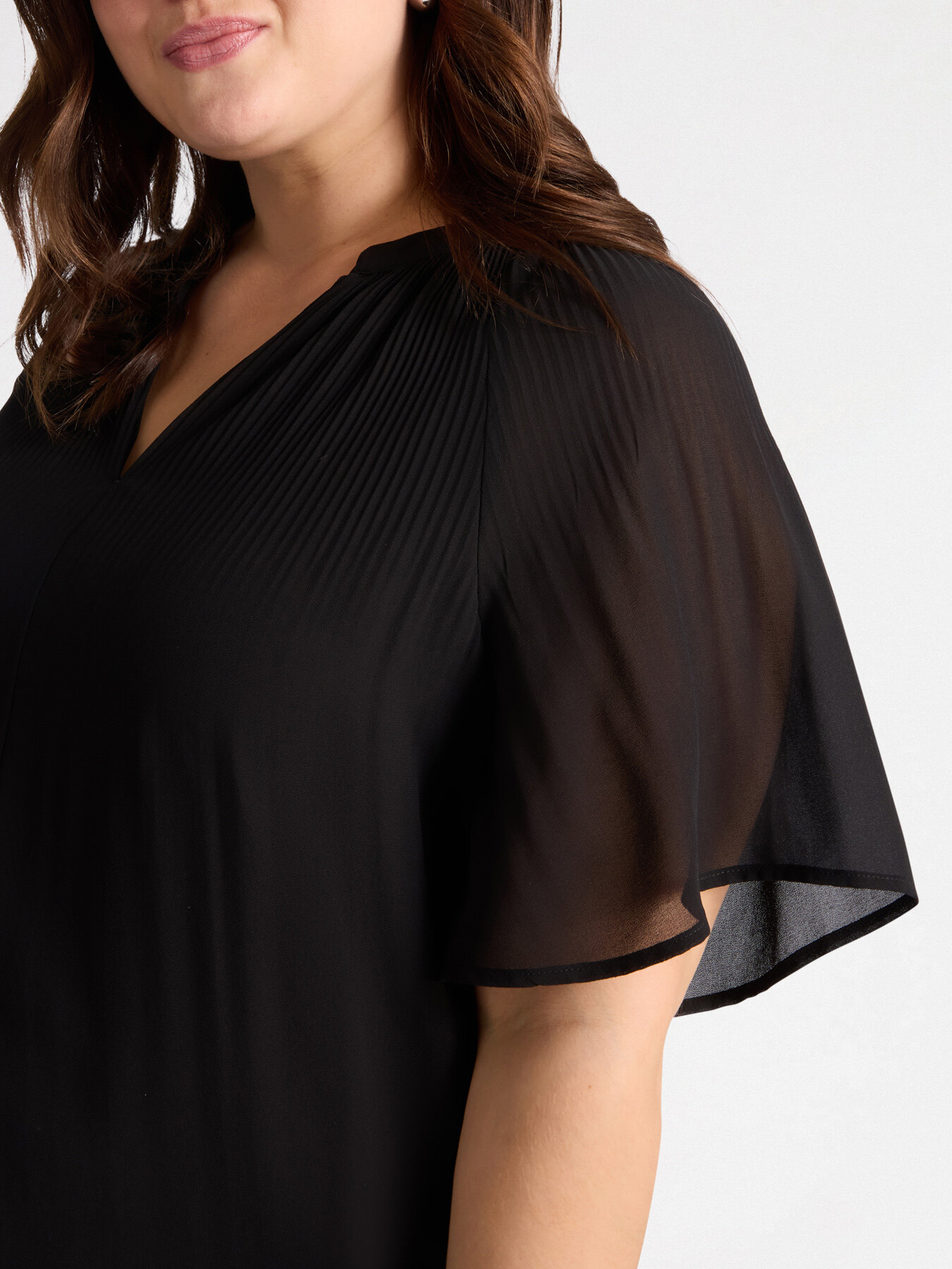 Blusa plisada con escote de pico image number 3