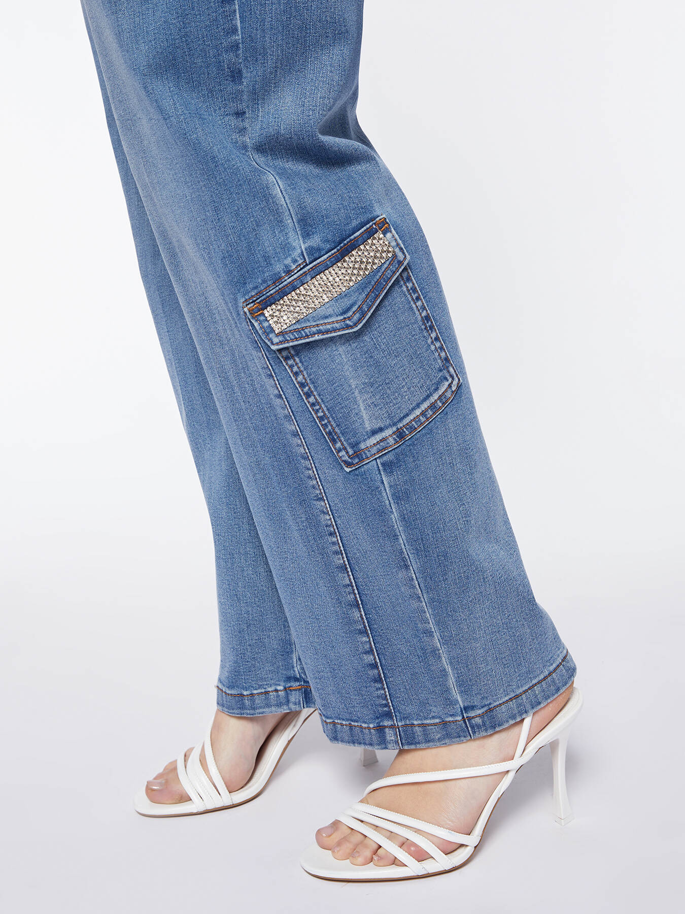 Vaqueros regular cargo con aplicaciones image number 2