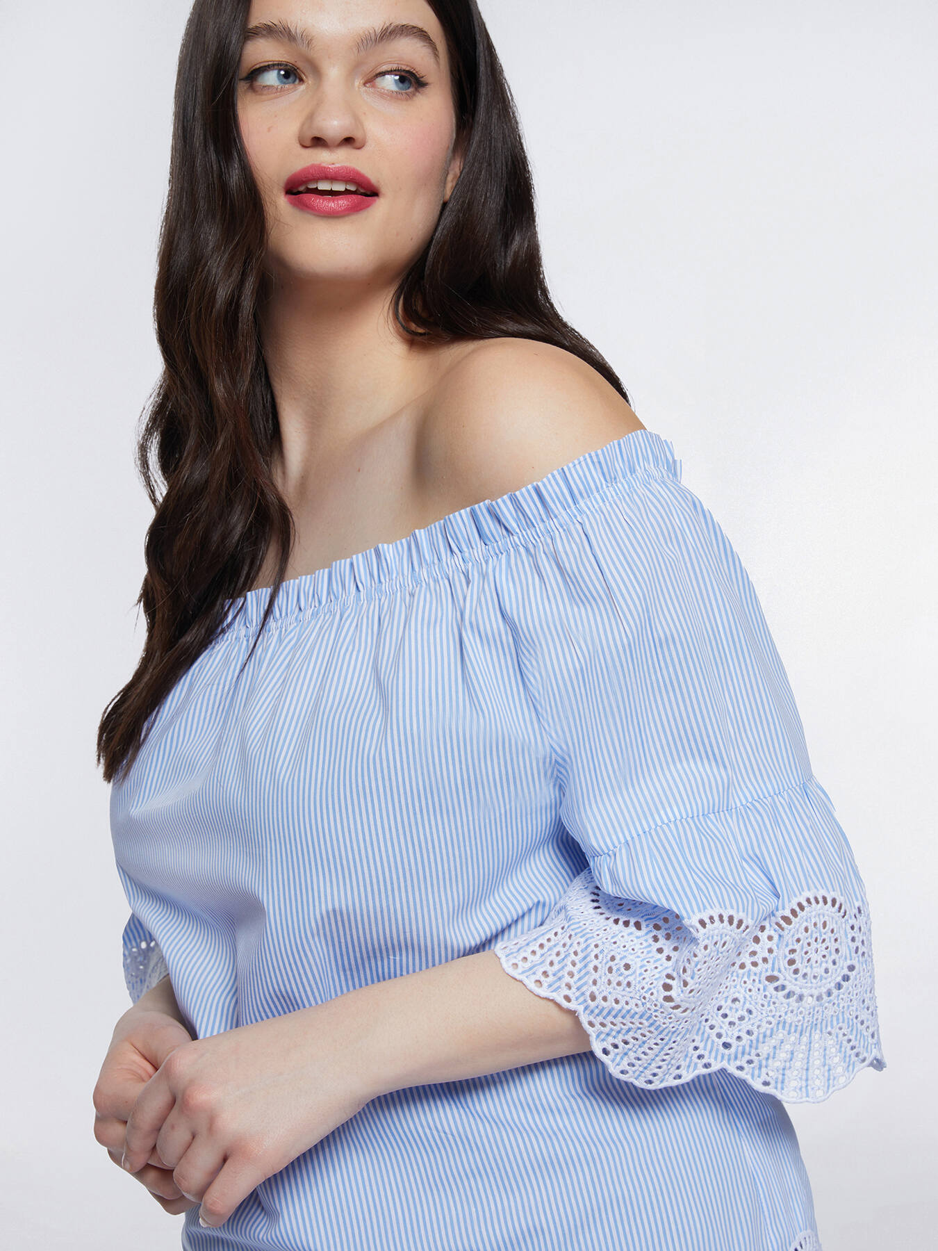 Off-shoulder blouse with lace trims image number 0