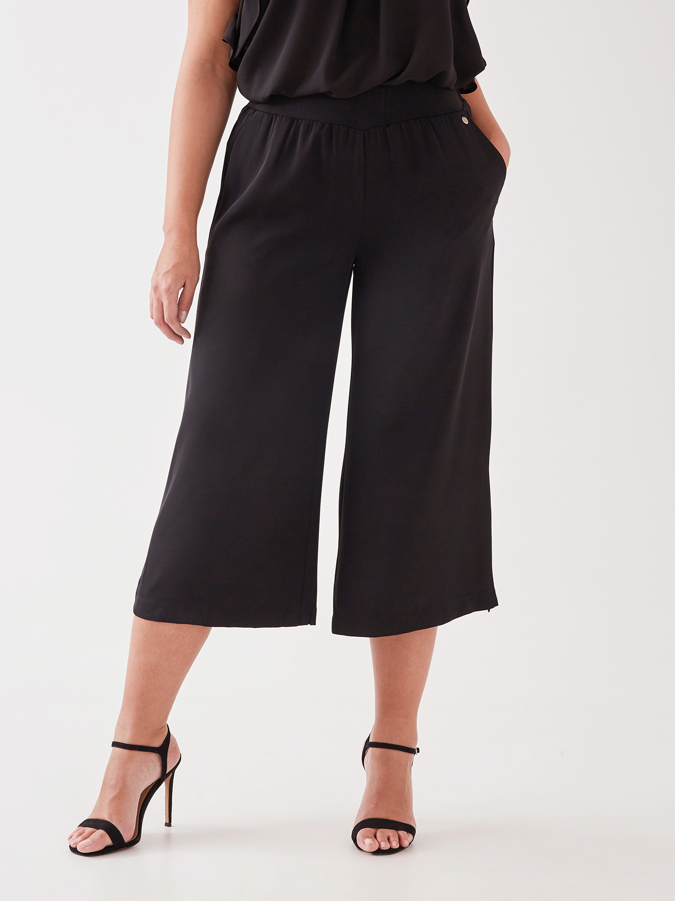 Pantalones cropped image number 2