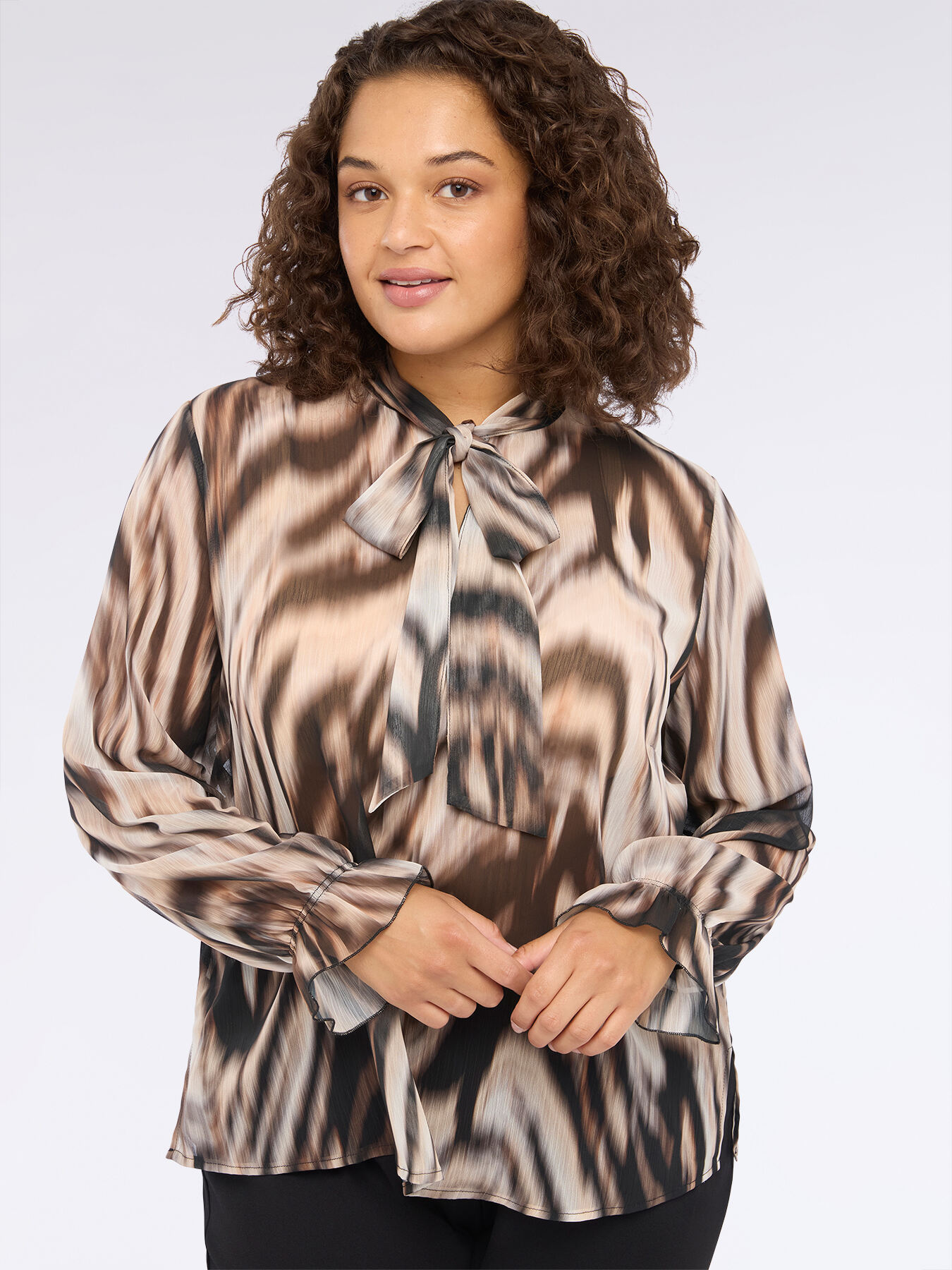 Blusa con estampado animal y lazo image number 2