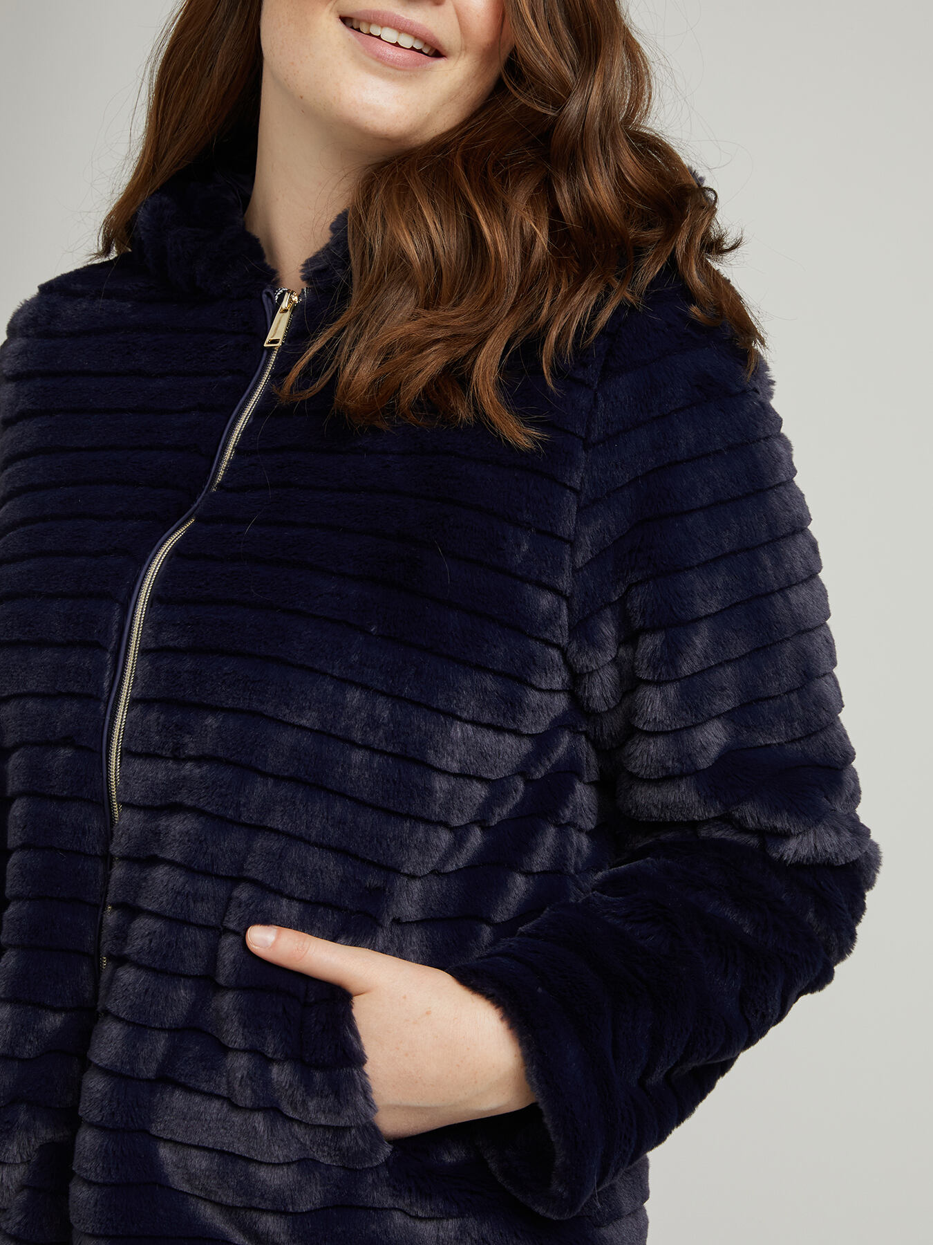 Giubbotto effetto pelliccia con cappuccio image number 2