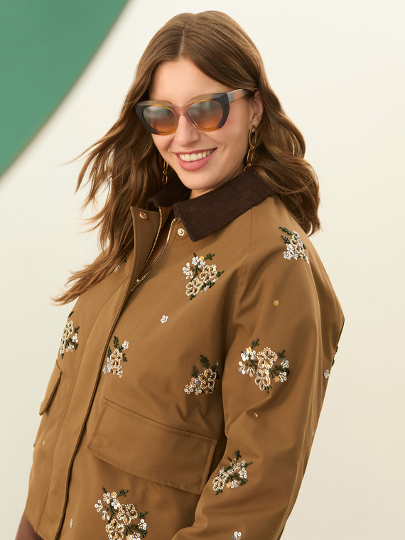 Jacke mit floralen Stickereien