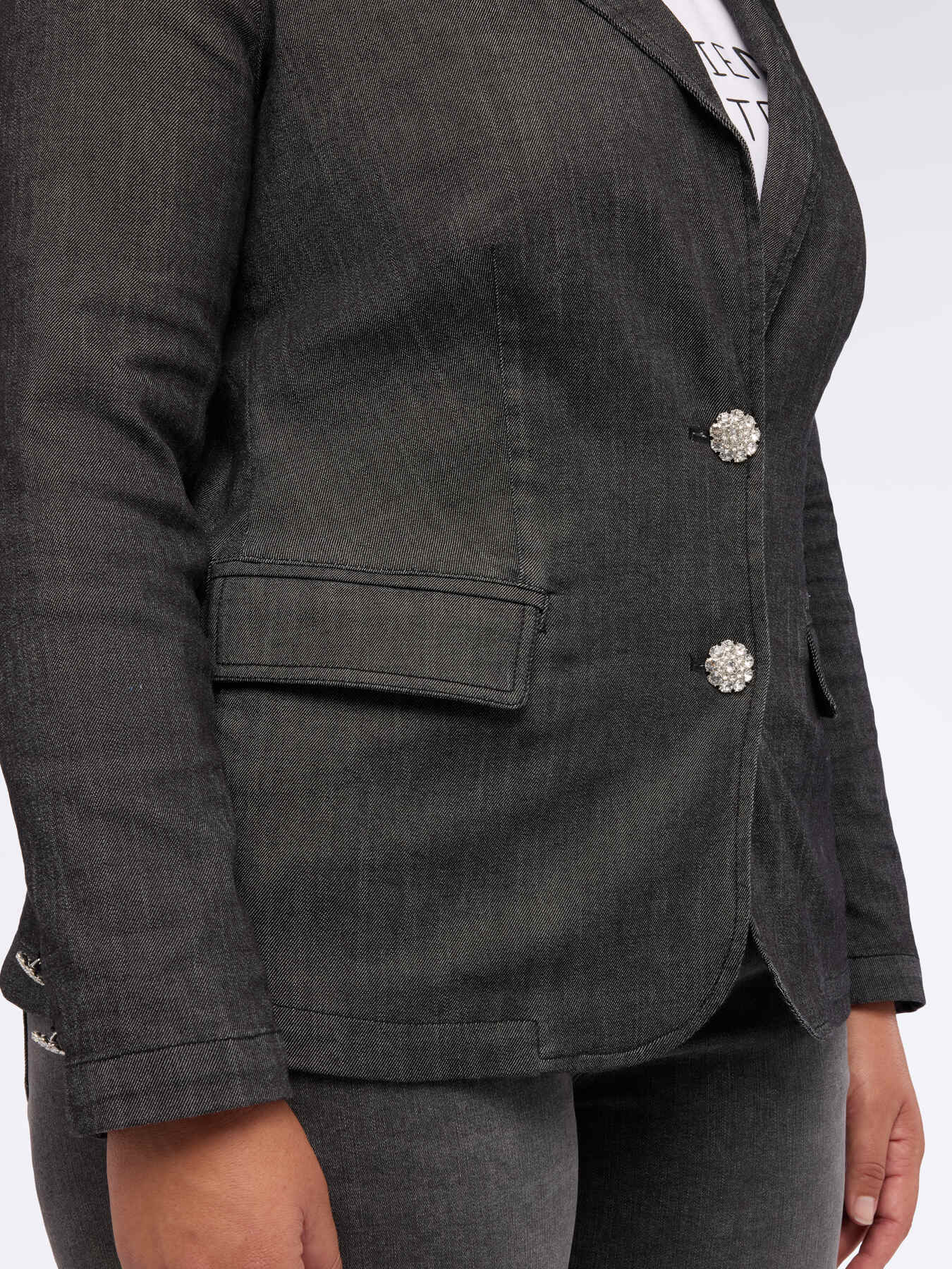 Blazer de mezclilla con botones joya image number 2