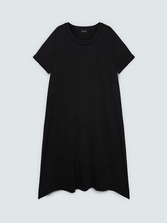 Kleid mit perforiertem Detail am Ausschnitt