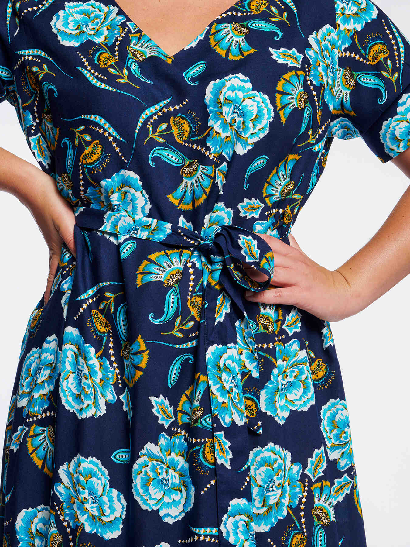 Langes, gebl&uuml;mtes Kleid image number 2