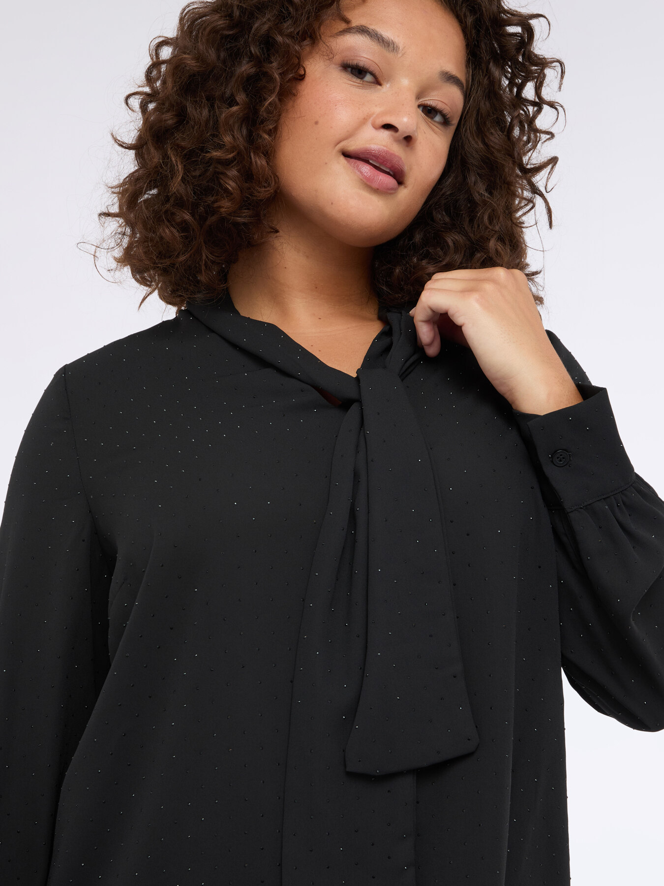 Blusa de georgette con micropuntos de luz y lazo image number 2