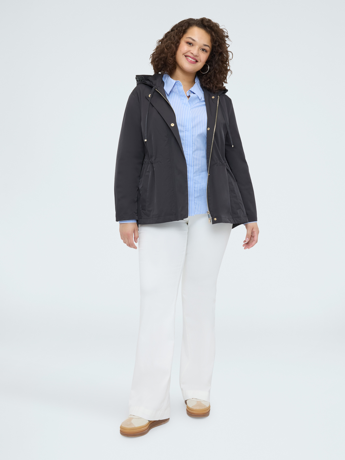 Parka with hood and appliqu&eacute;s image number 3