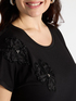 T-shirt con fiori ricamati image number 3