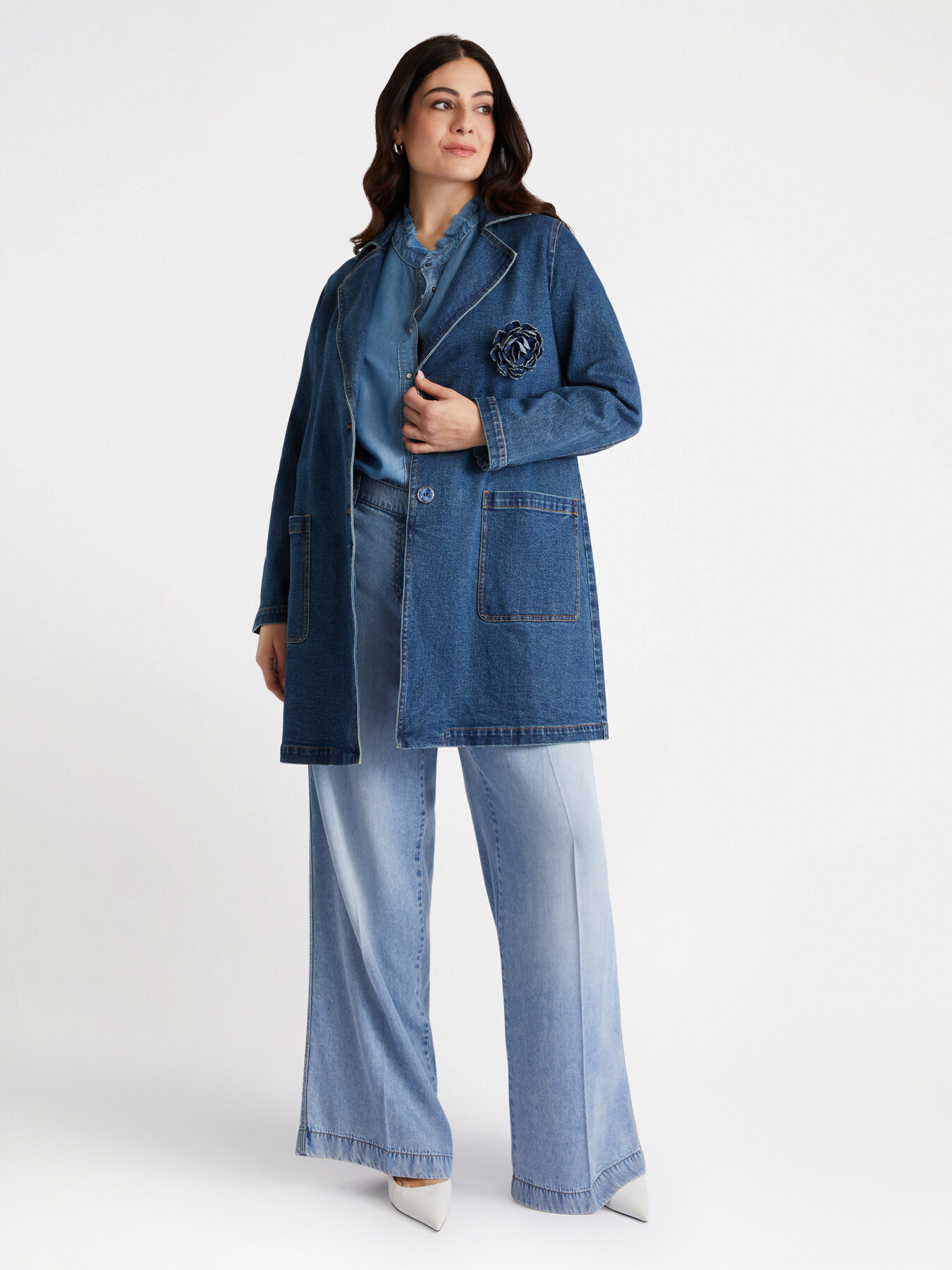 Trenchcoat aus Denim mit Brosche image number 1