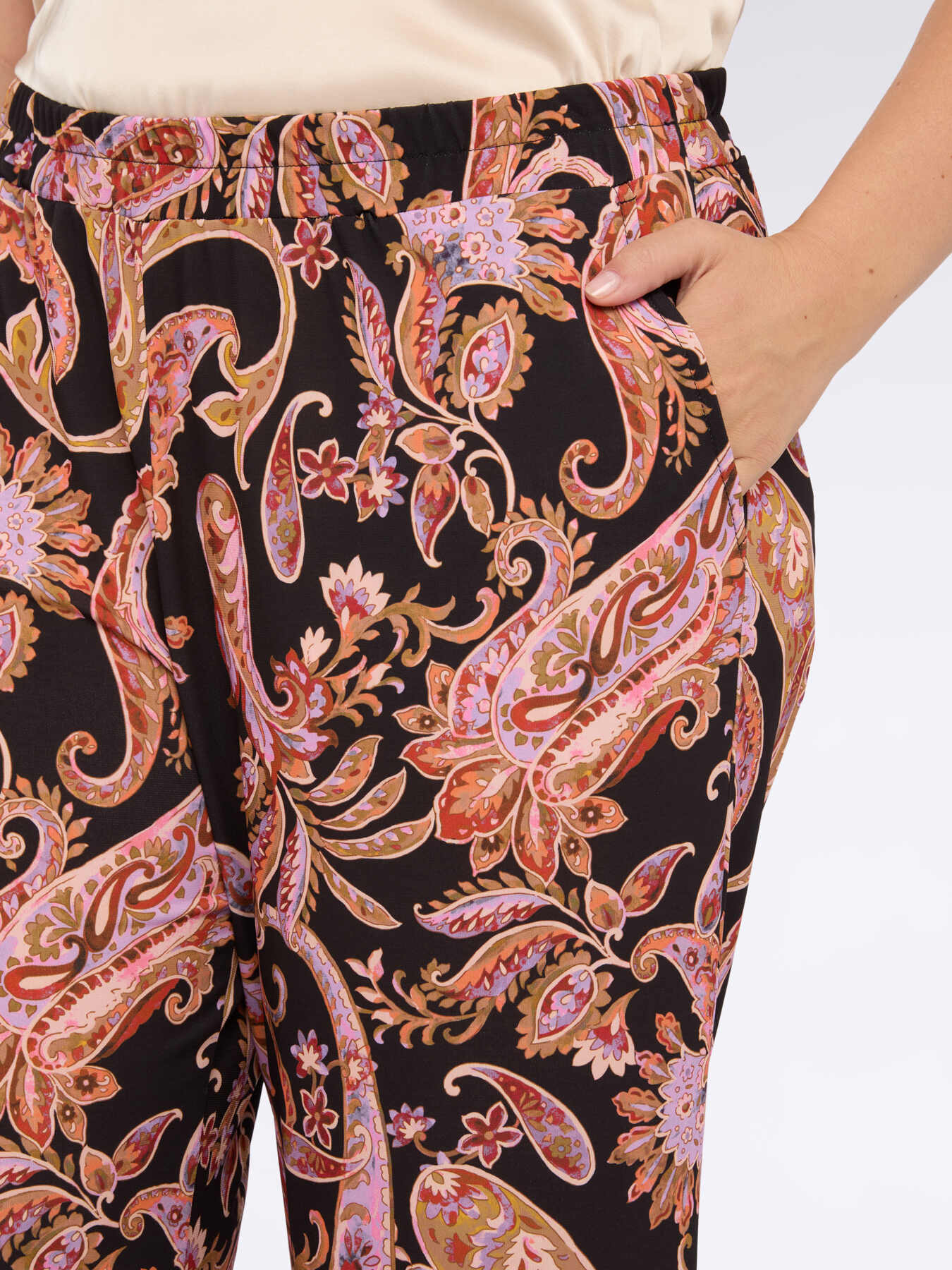 Wide leg pants in jersey with bandana print image number 3