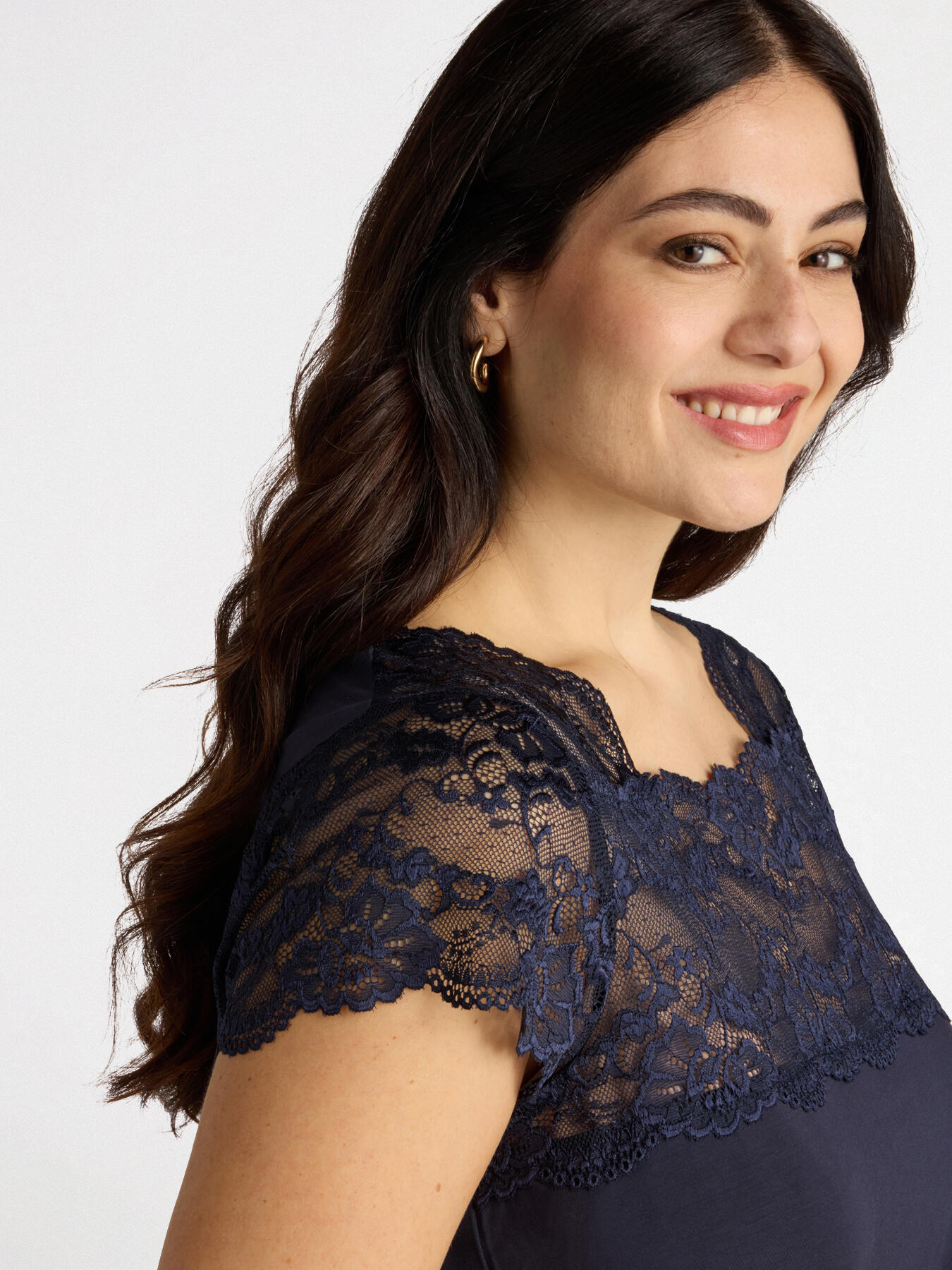 T-Shirt aus Jersey mit Spitzeneinsatz image number 2