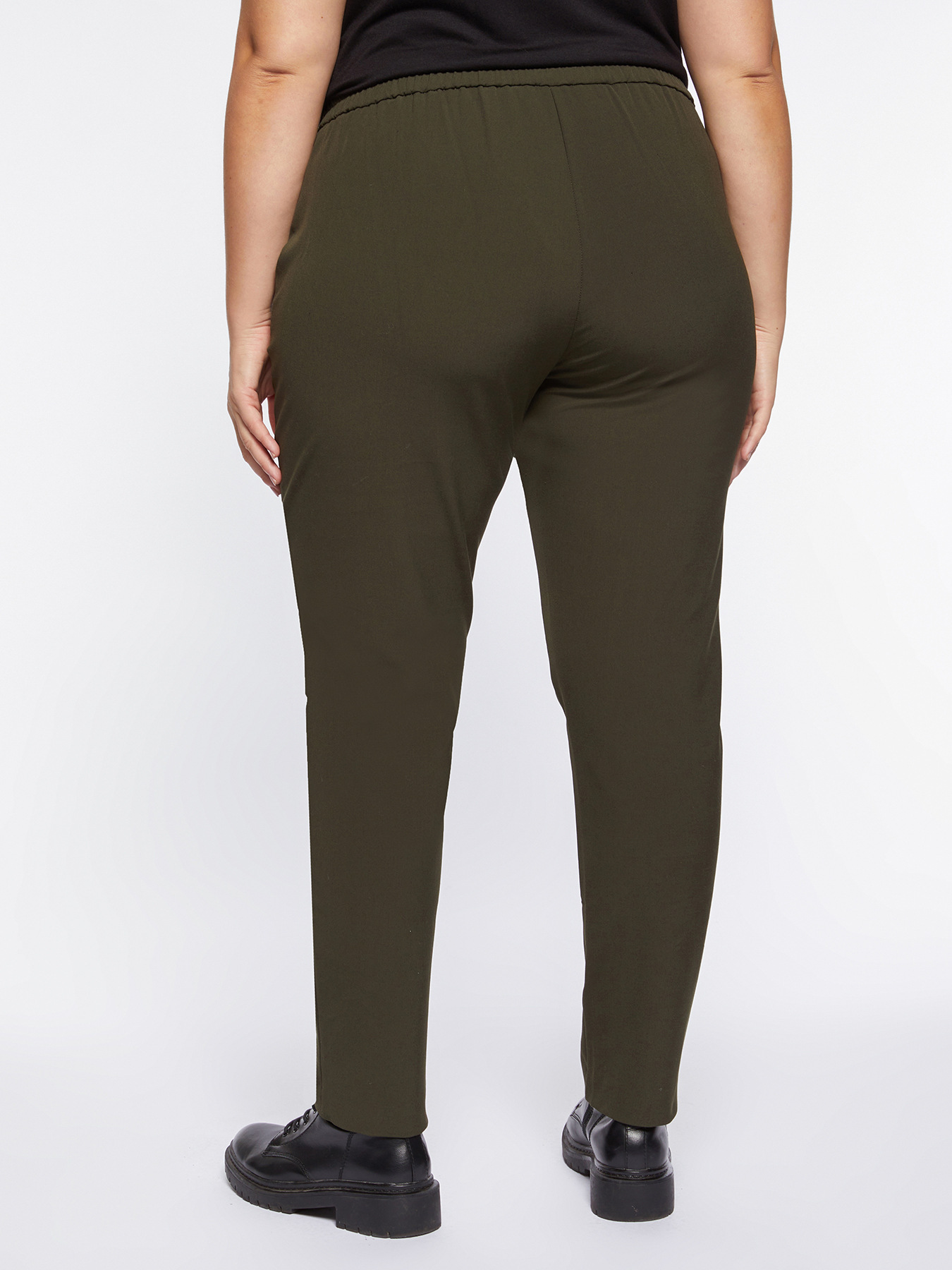 Pantaloni con tasche all'americana image number 1