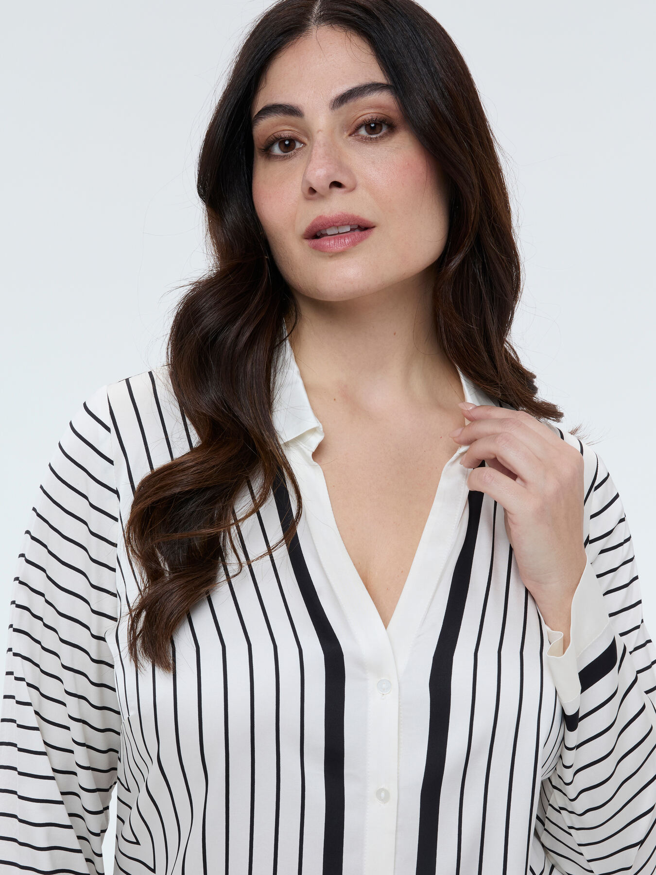 Camicia a righe con scollo a V image number 2