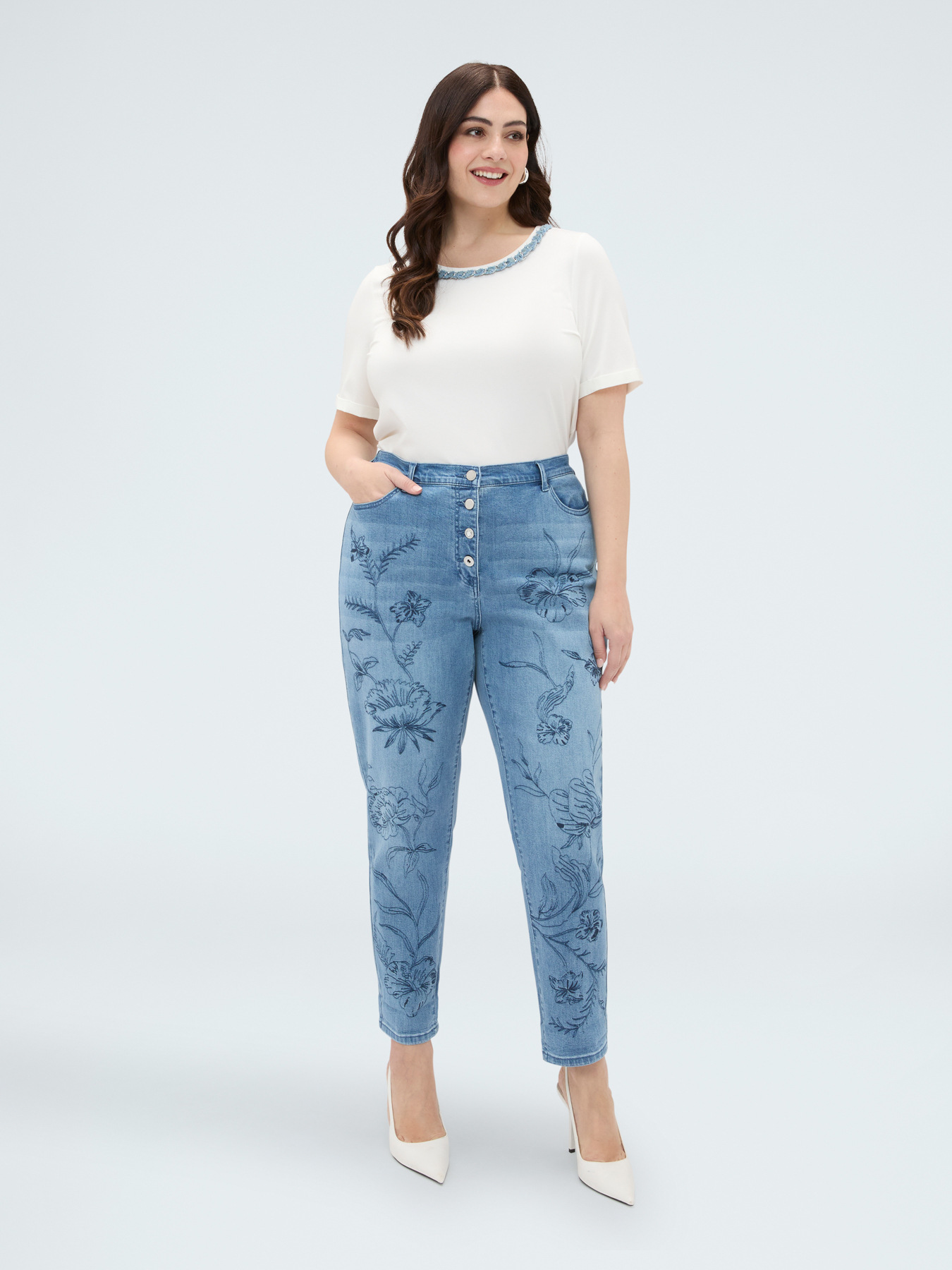 Jeans Barrell con ricamo floreale image number 2