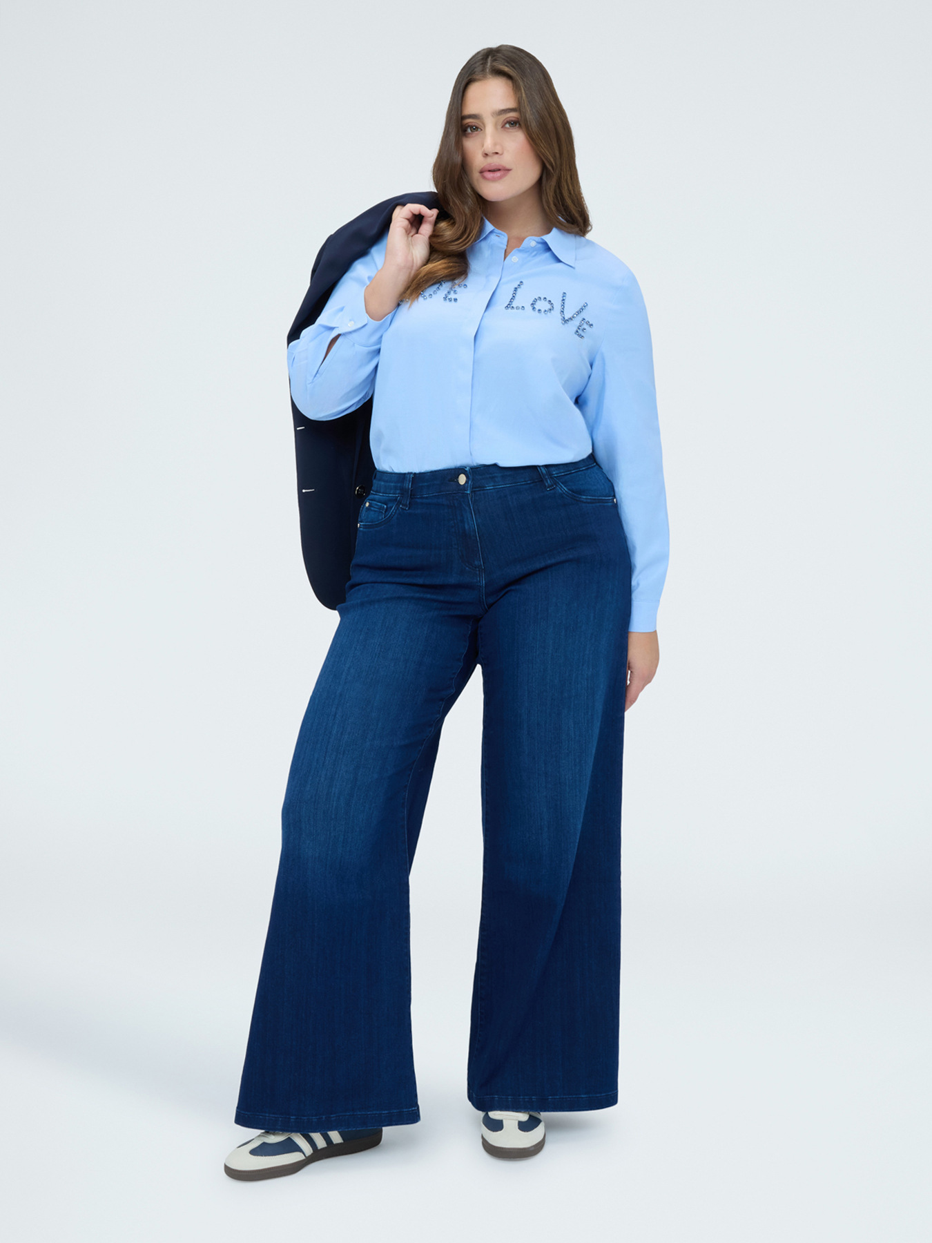 Camisa con letras de strass image number 4