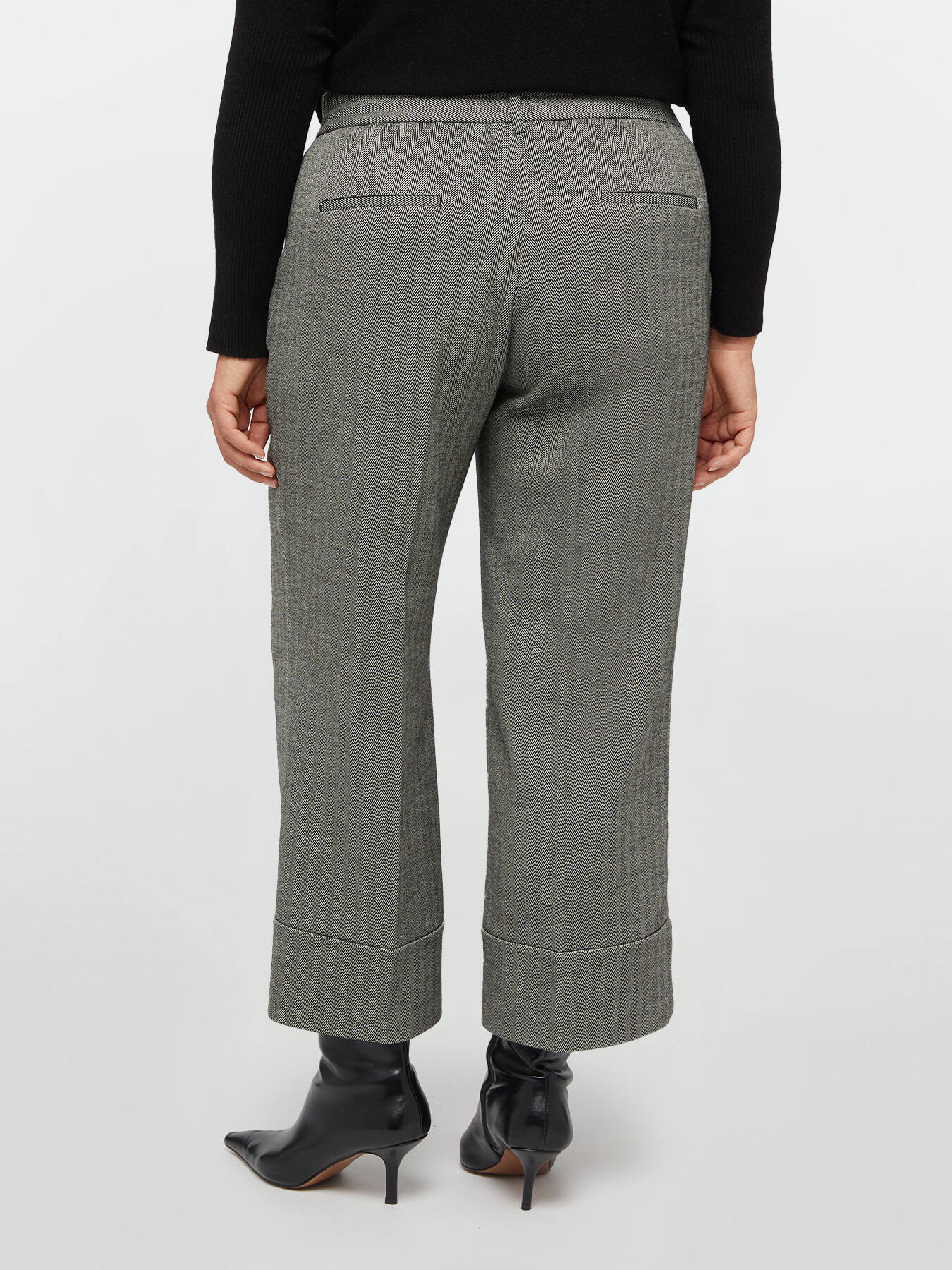 Pantalones cropped con estampado de espiga image number 1