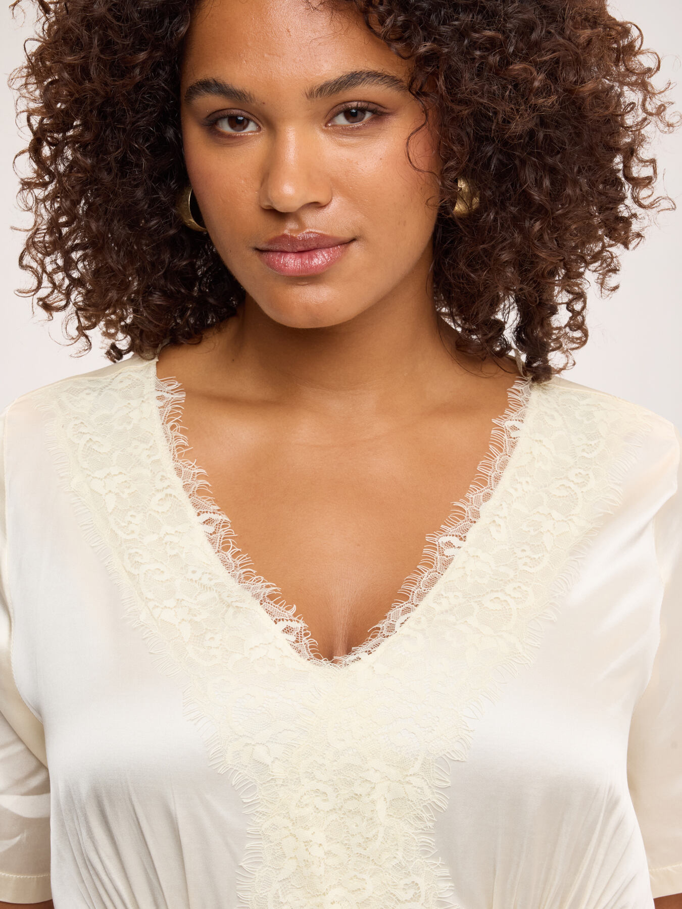 Blouse en satin avec d&eacute;tails en dentelle image number 3