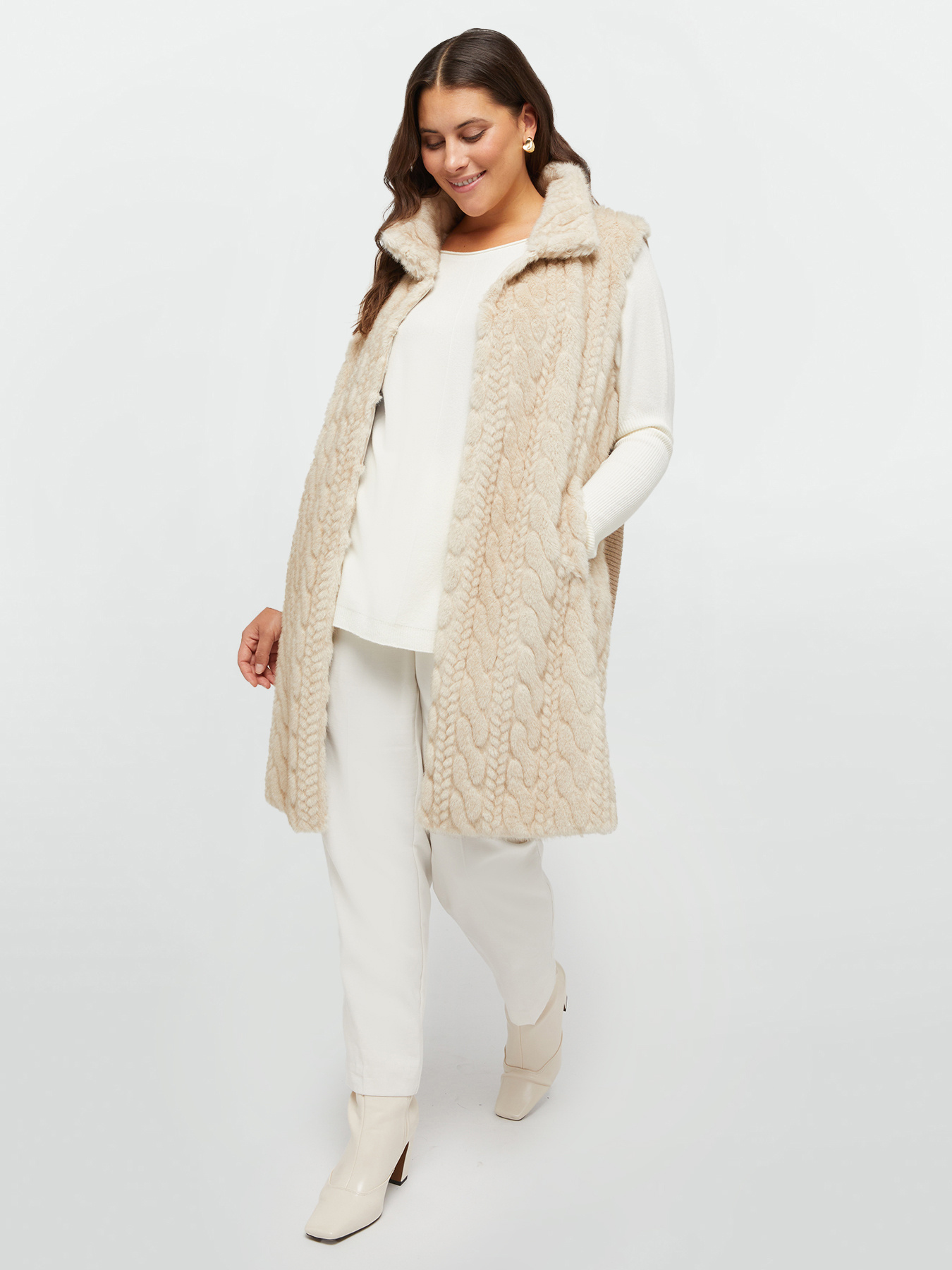 Maxi gilet misto lana morbido a trecce image number 3