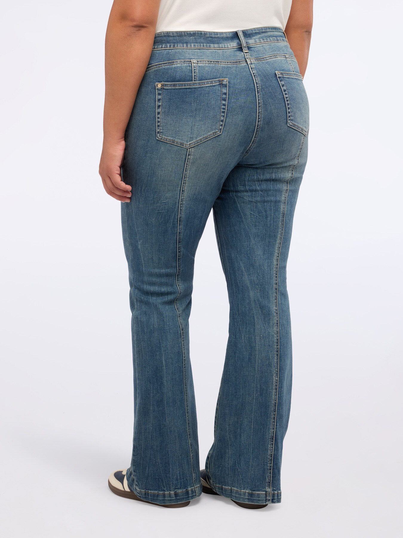 Jeans flare effetto used image number 1