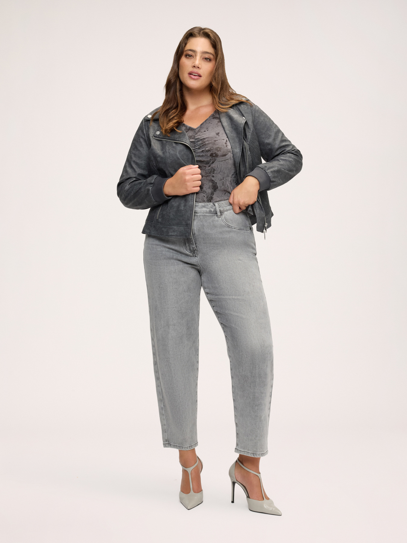 Jean Mom Fit d&eacute;lavage gris image number 2