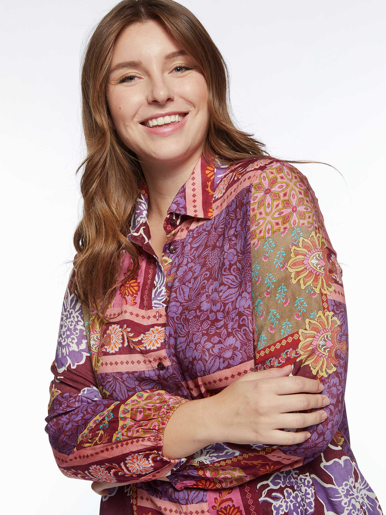 Camisa con cuello redondo estampada image number 4