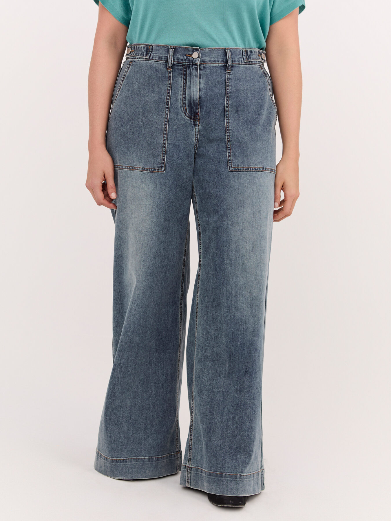 Jeans mit weitem Bein und Maxi-Taschen image number 0