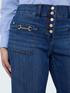 Jeans cropped con detalle de cadenita en los bolsillos image number 3