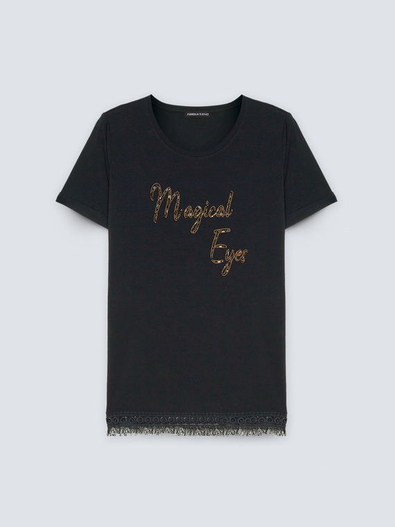 T-shirt with embroidery and thread edge