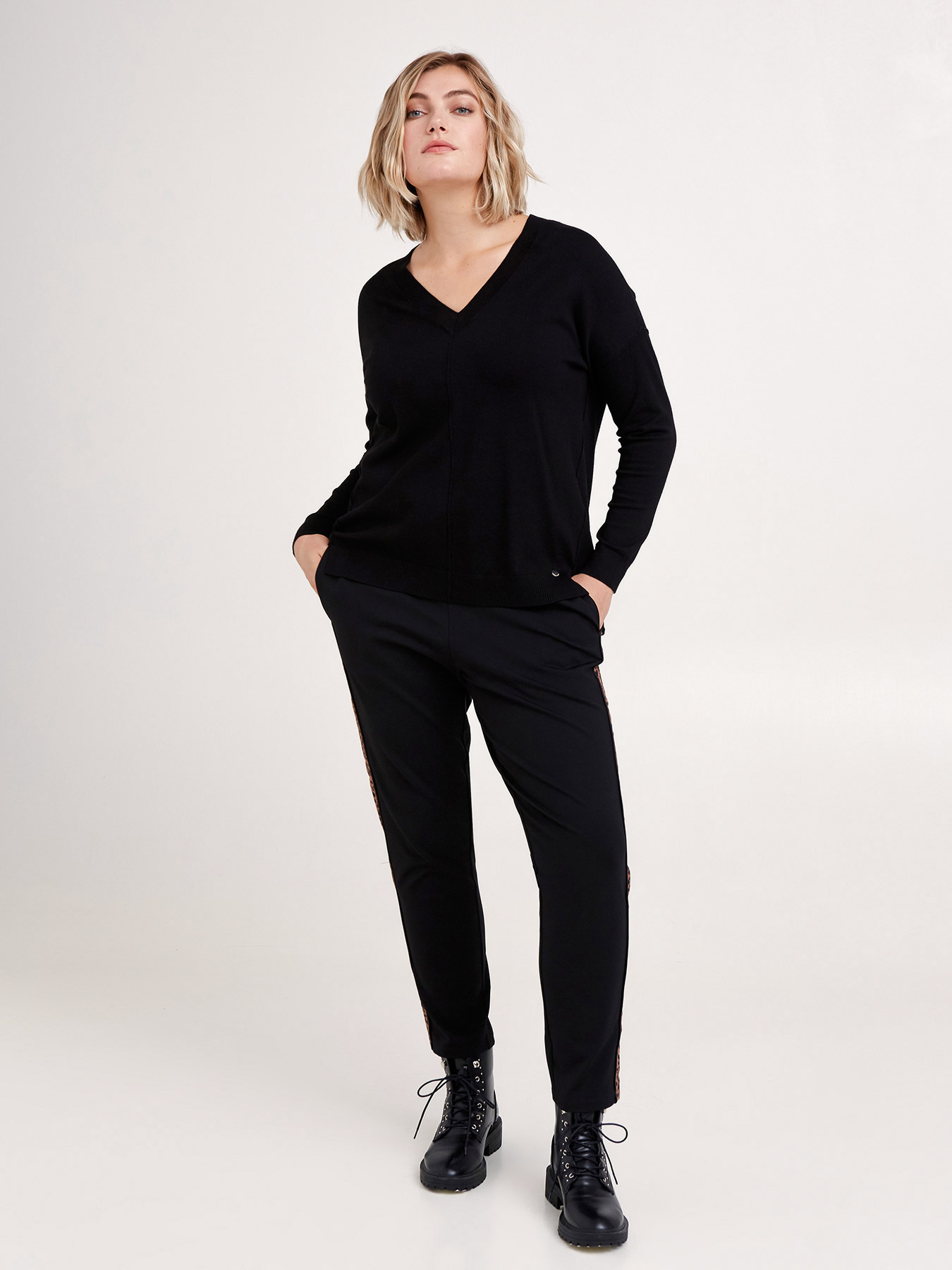 Pantaloni con inserti animalier image number 1