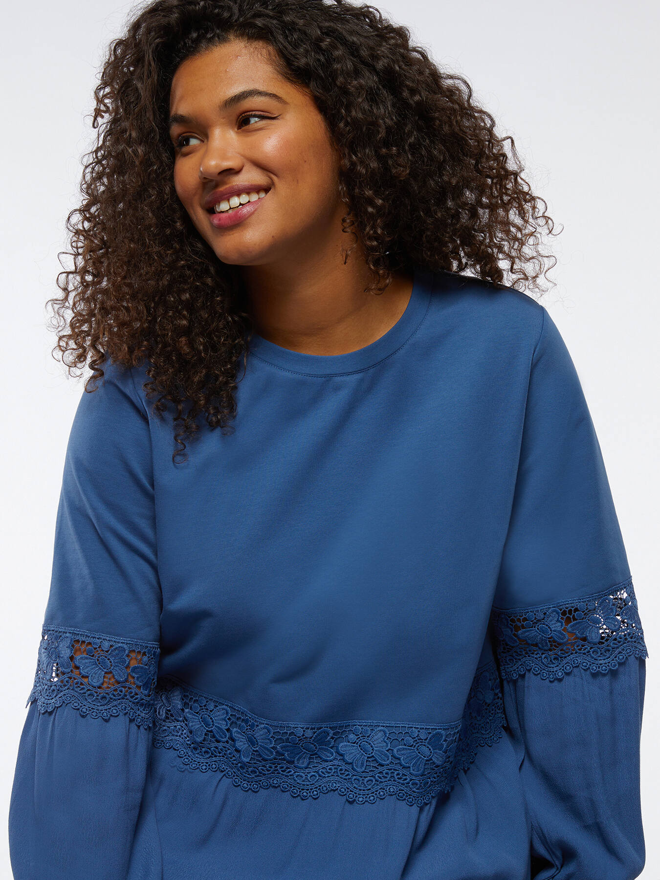 T-shirt with macram&eacute; borders image number 0