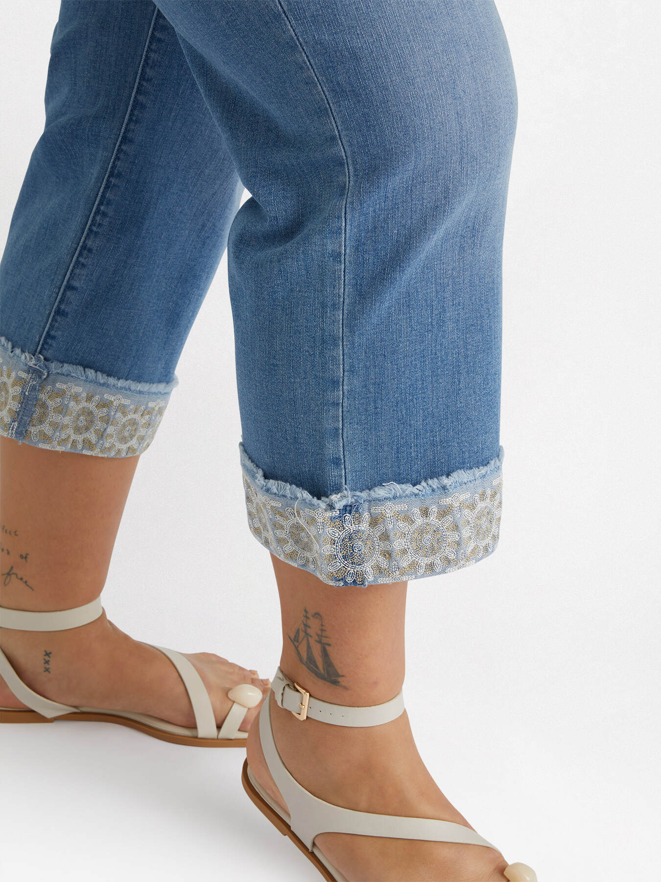 Jeans cropped con bordo in pizzo image number 3