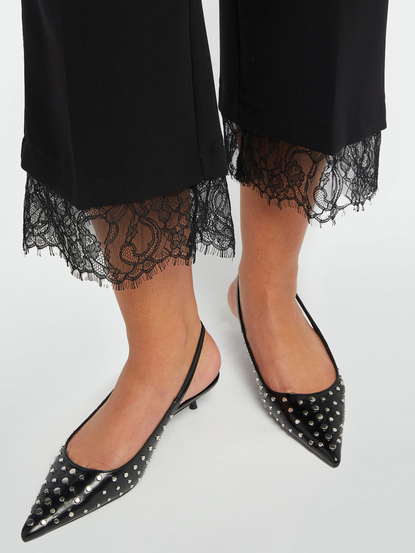 Cropped trousers with lace on the hem image number 3