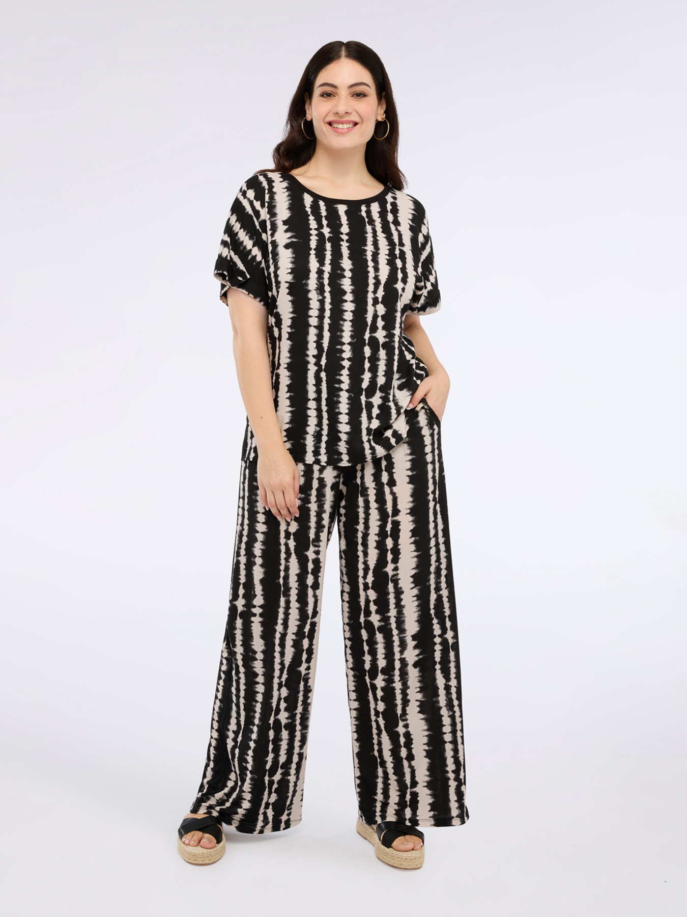 T-shirt with front print image number 2