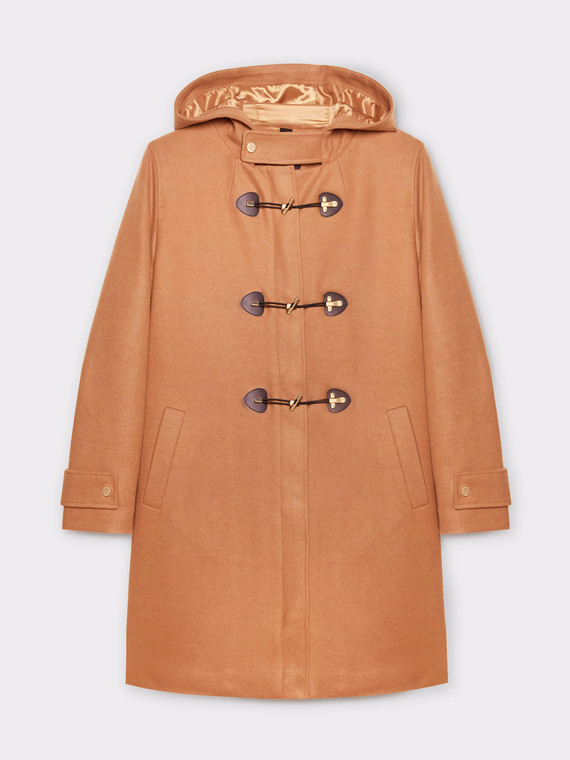 Coat with toggle fasteners