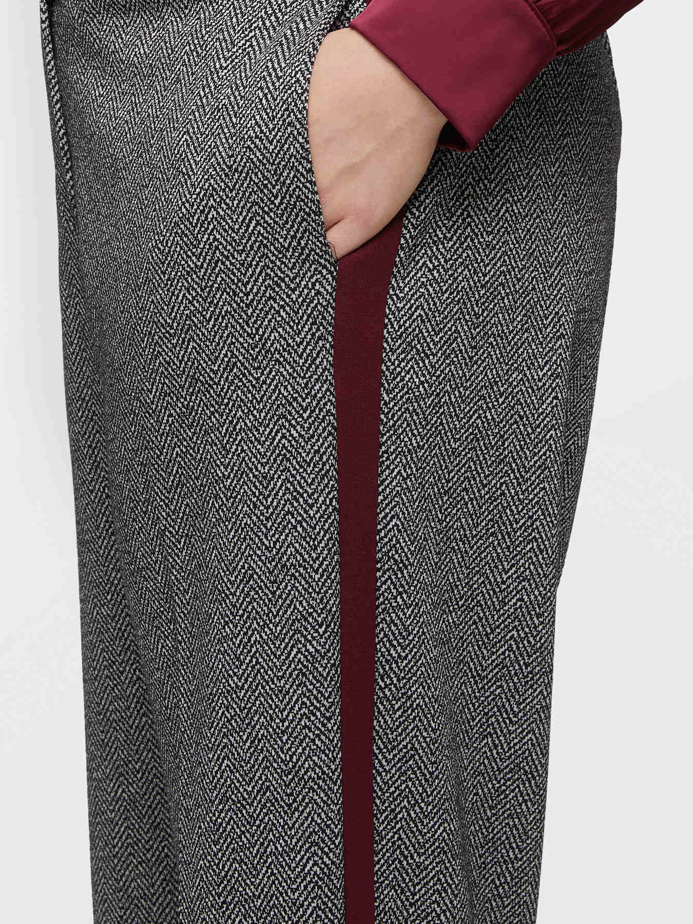 Pantal&oacute;n estampado con bordes en contraste. image number 3