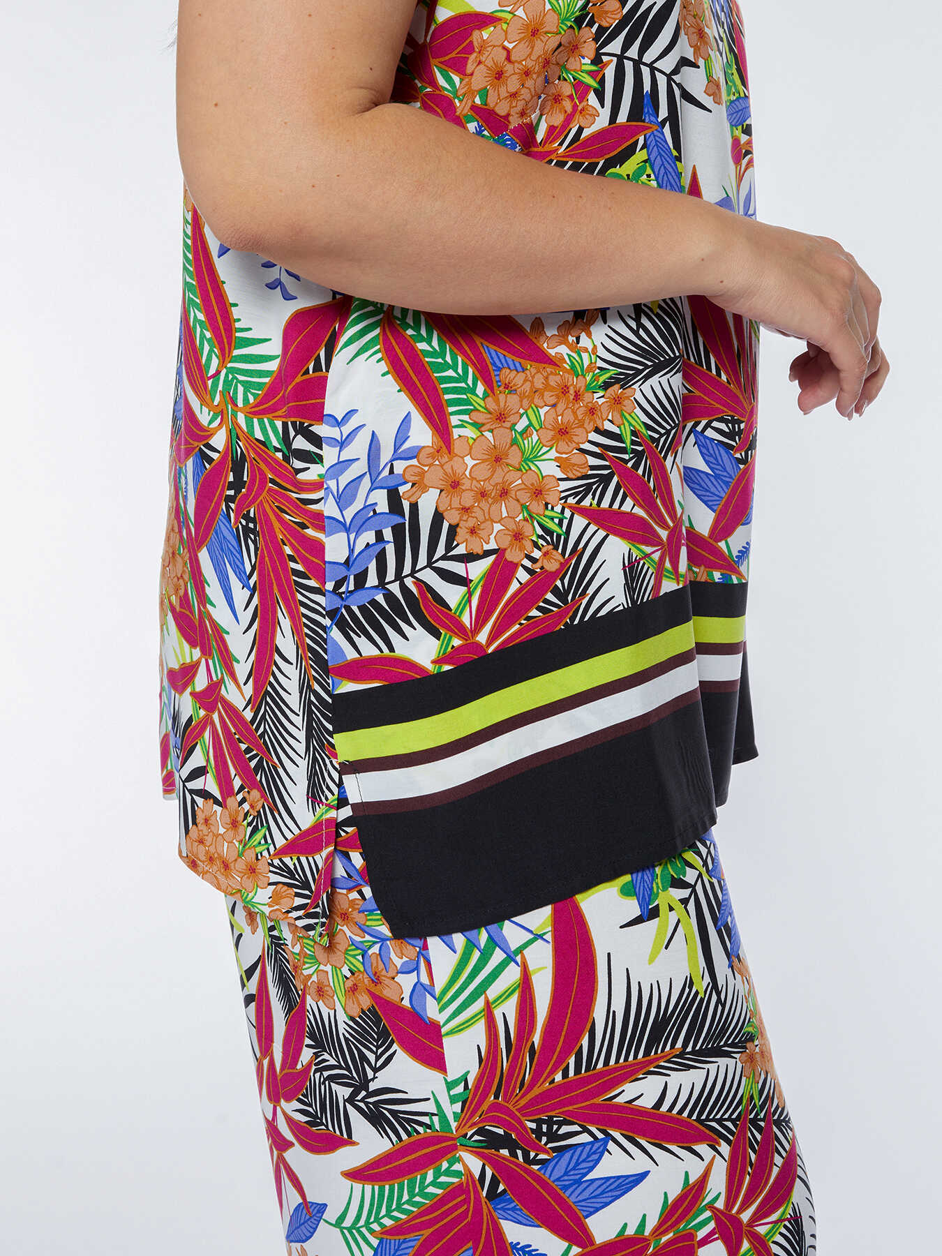 Top floreale con bordo al fondo image number 5