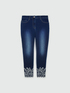 Jean skinny avec broderie dans le bas image number 5