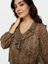 Blouse &agrave; motif animalier avec volants sur le devant image number 3