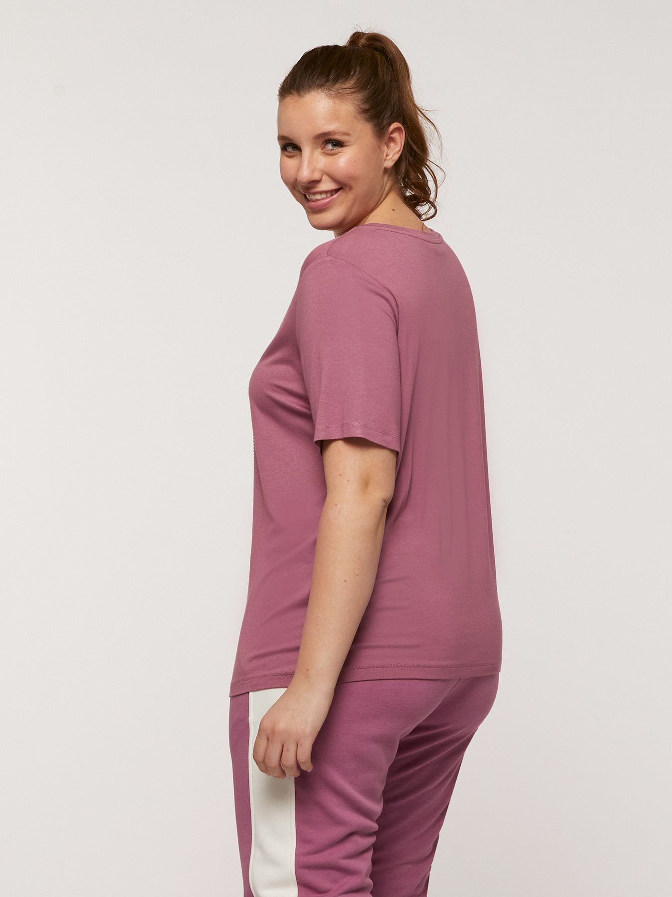 "GO!" T-shirt with lettering in rhinestones image number 1