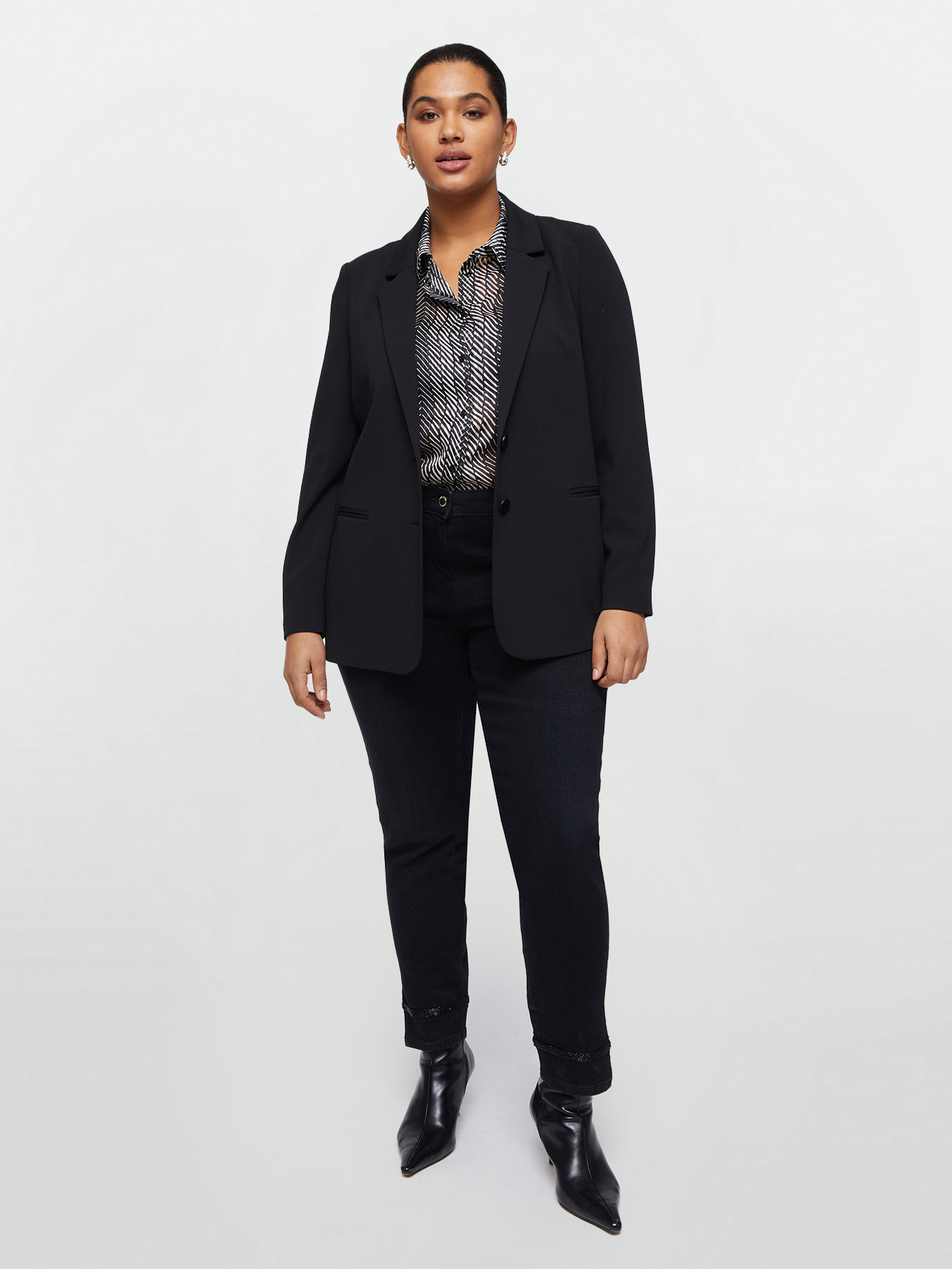 Chemise &agrave; impression &agrave; chevrons noire et blanche image number 3