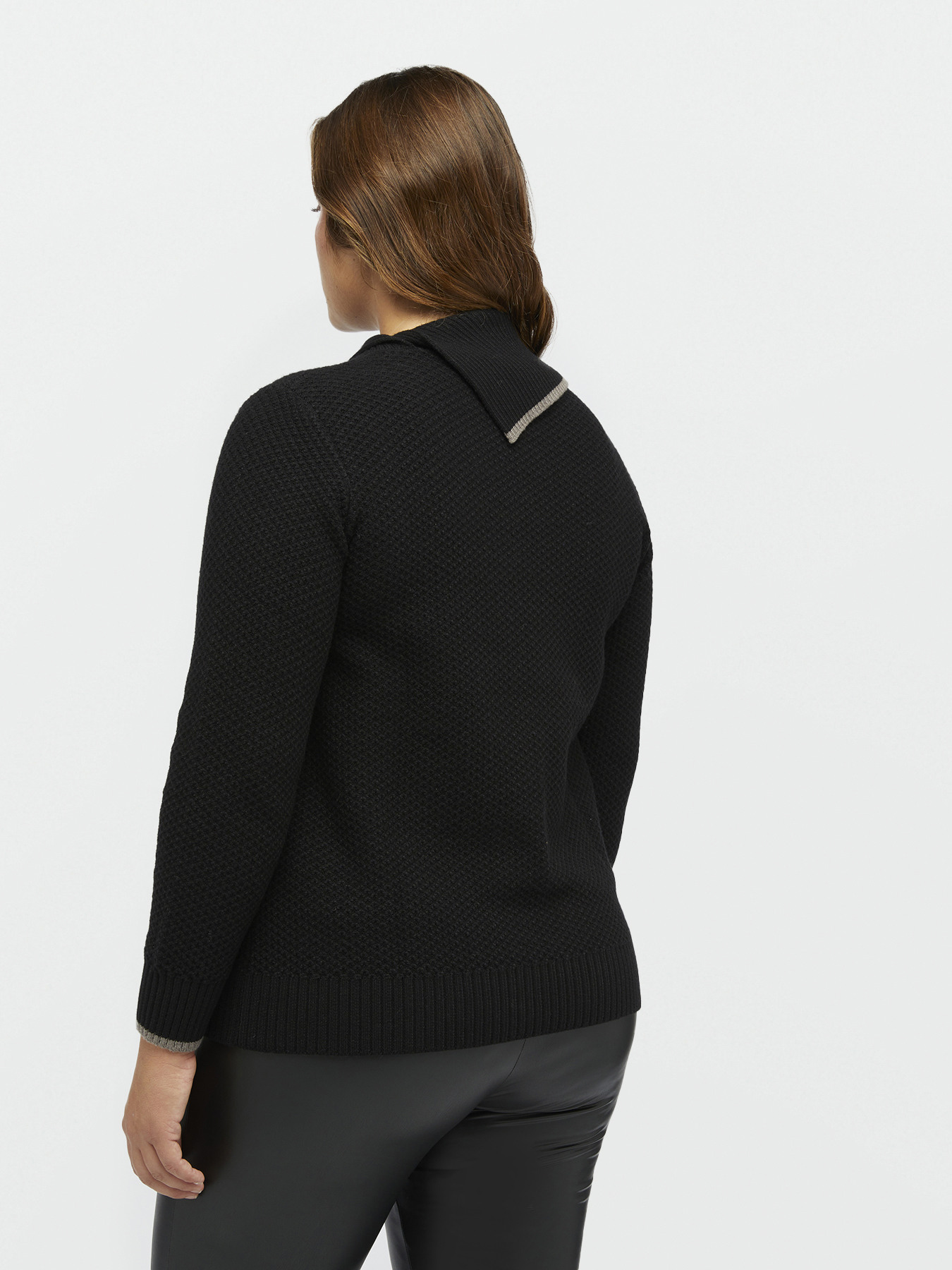 Jersey de cuello abierto y botones image number 3