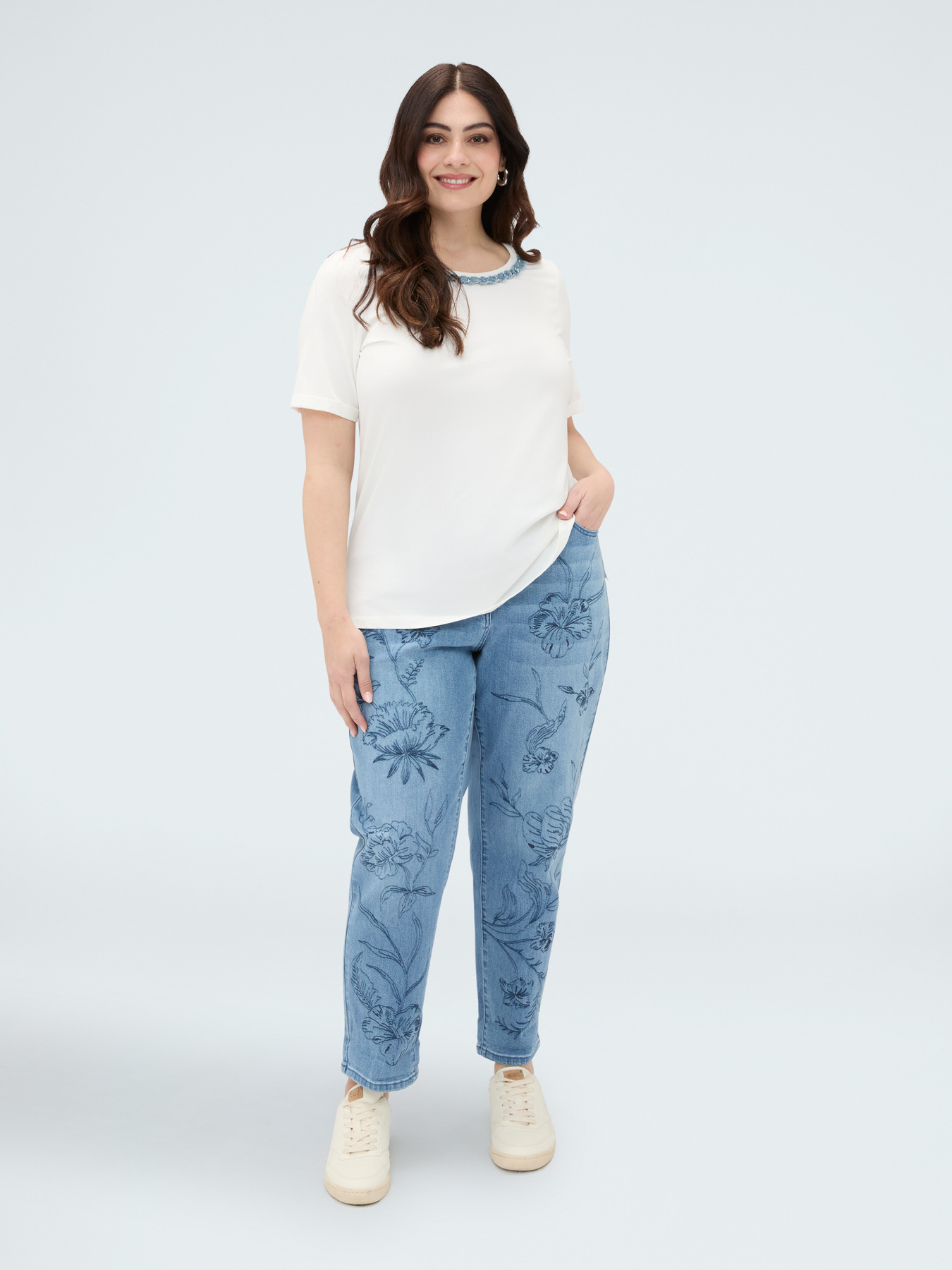 T-shirt in cotone con applicazione sullo scollo image number 2