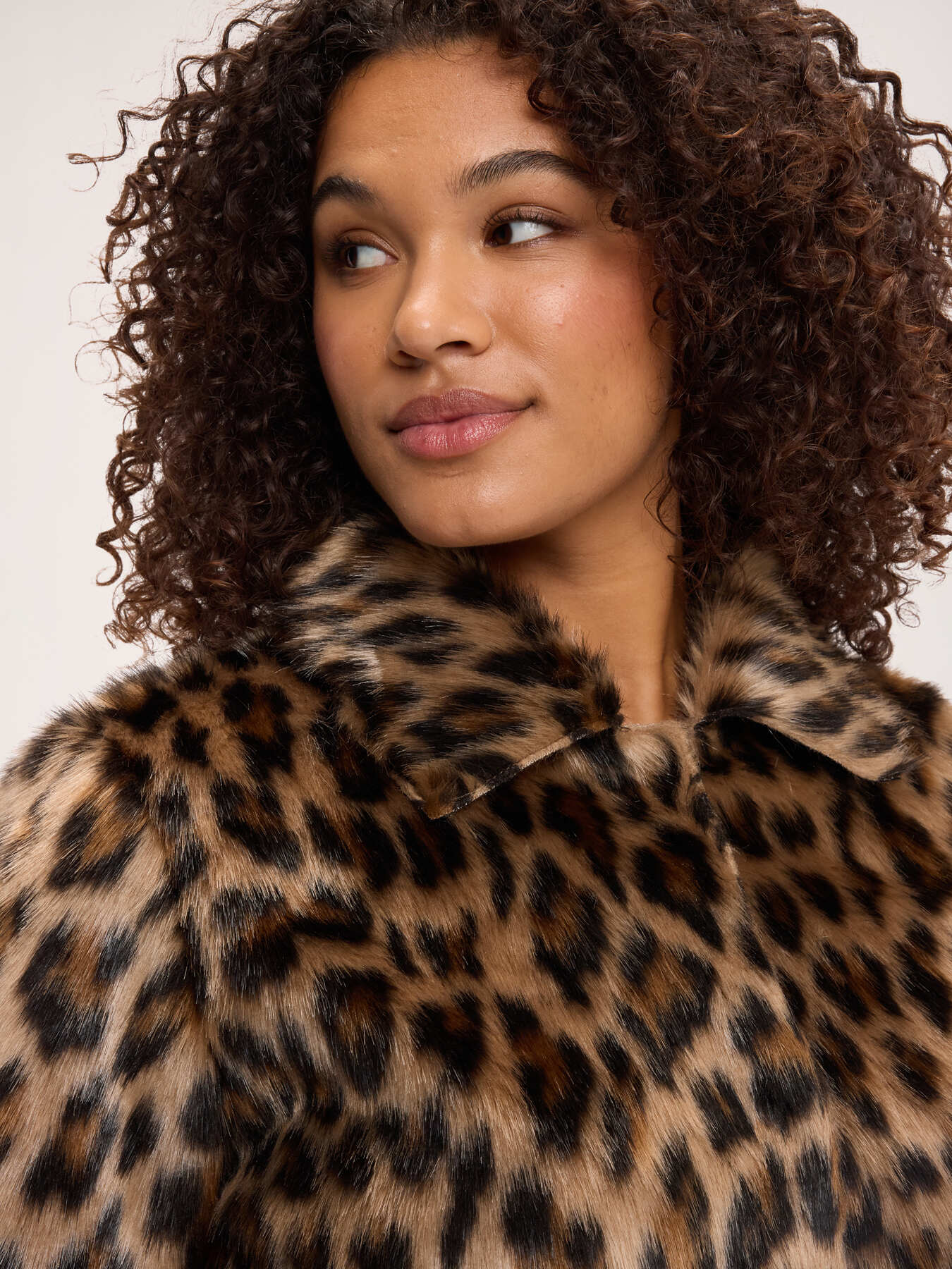 Short animal-print faux fur jacket image number 3