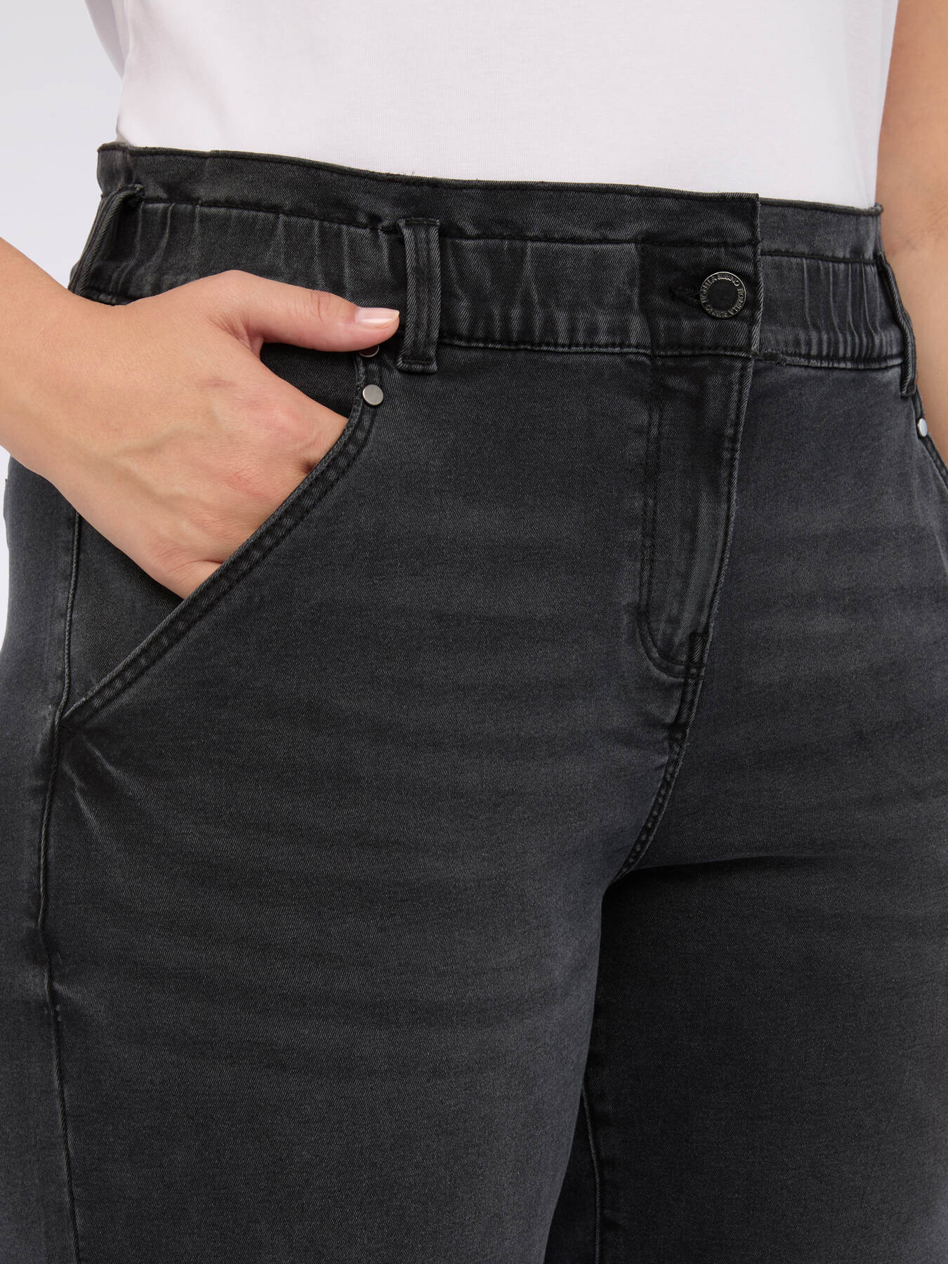 Black wash balloon jeans image number 4