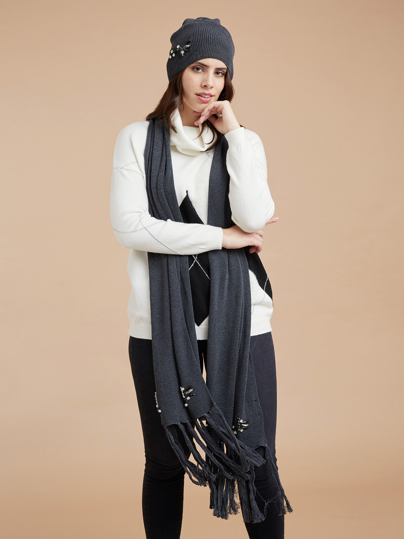Bufanda con flecos y bordado image number 4
