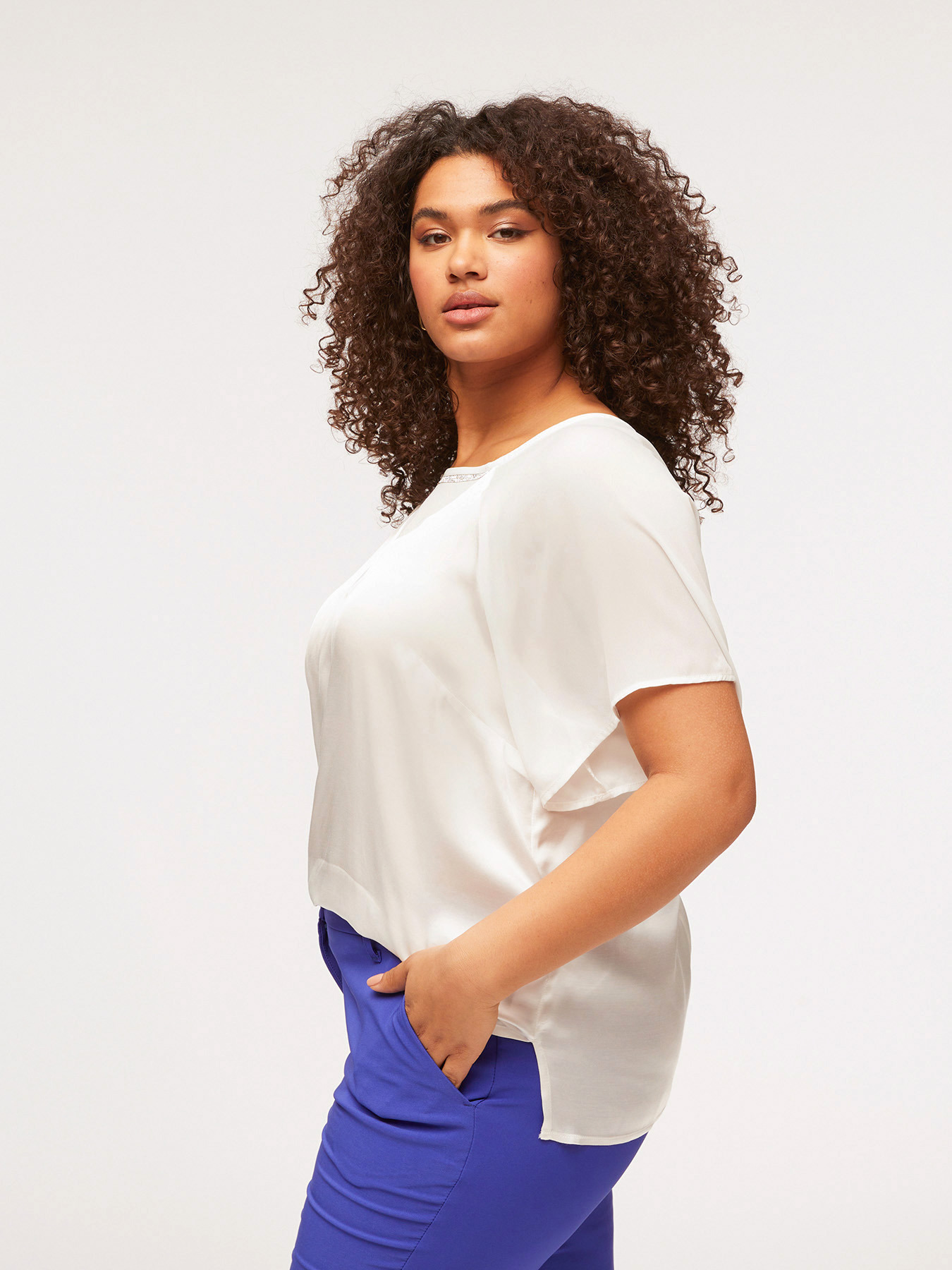 Blusa de dos tejidos con pedrer&iacute;a image number 2