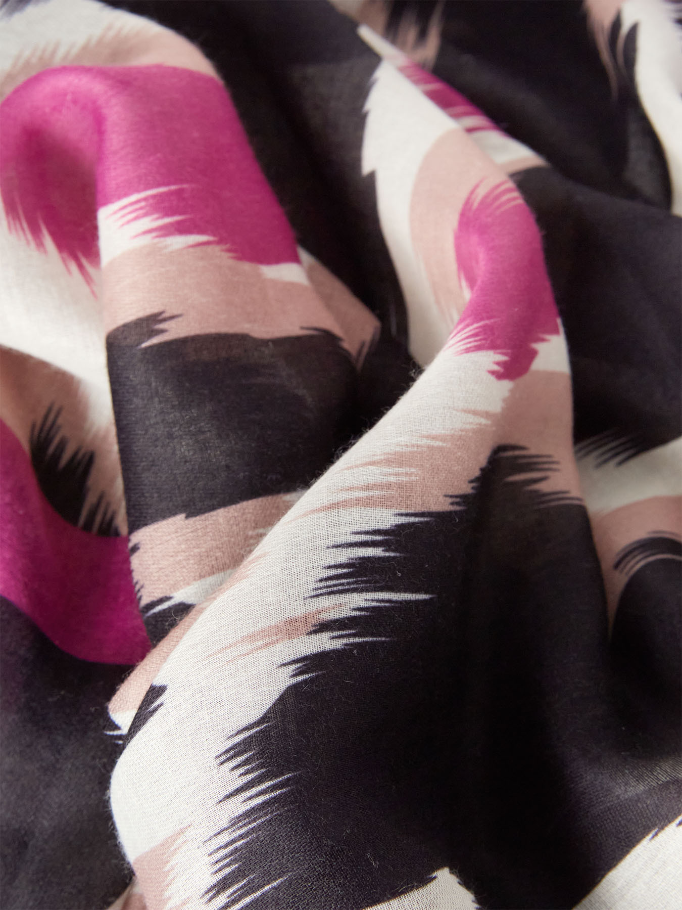 Foulard &agrave; imprim&eacute; animalier image number 2