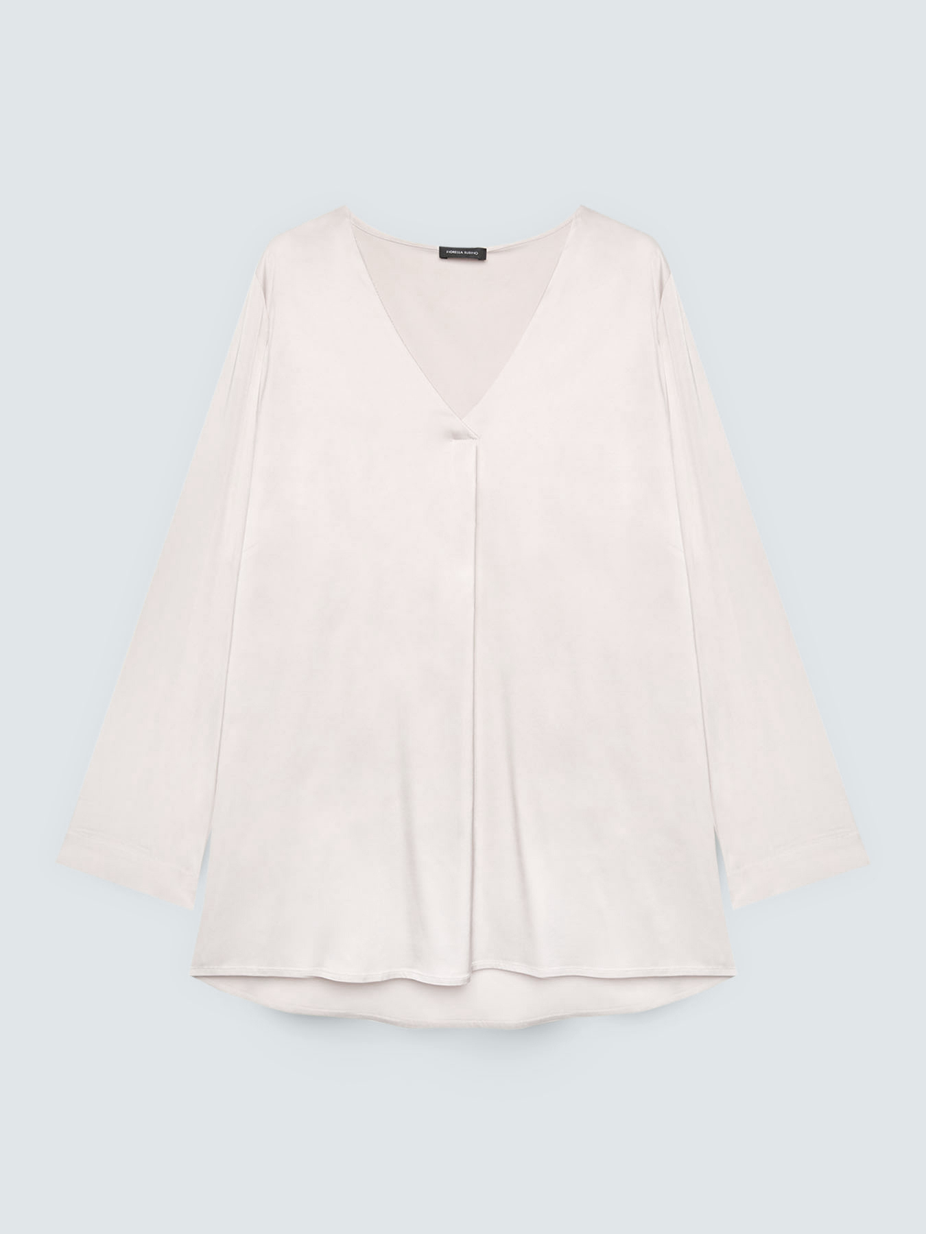 Blusa escote en V en raso de viscosa image number 4